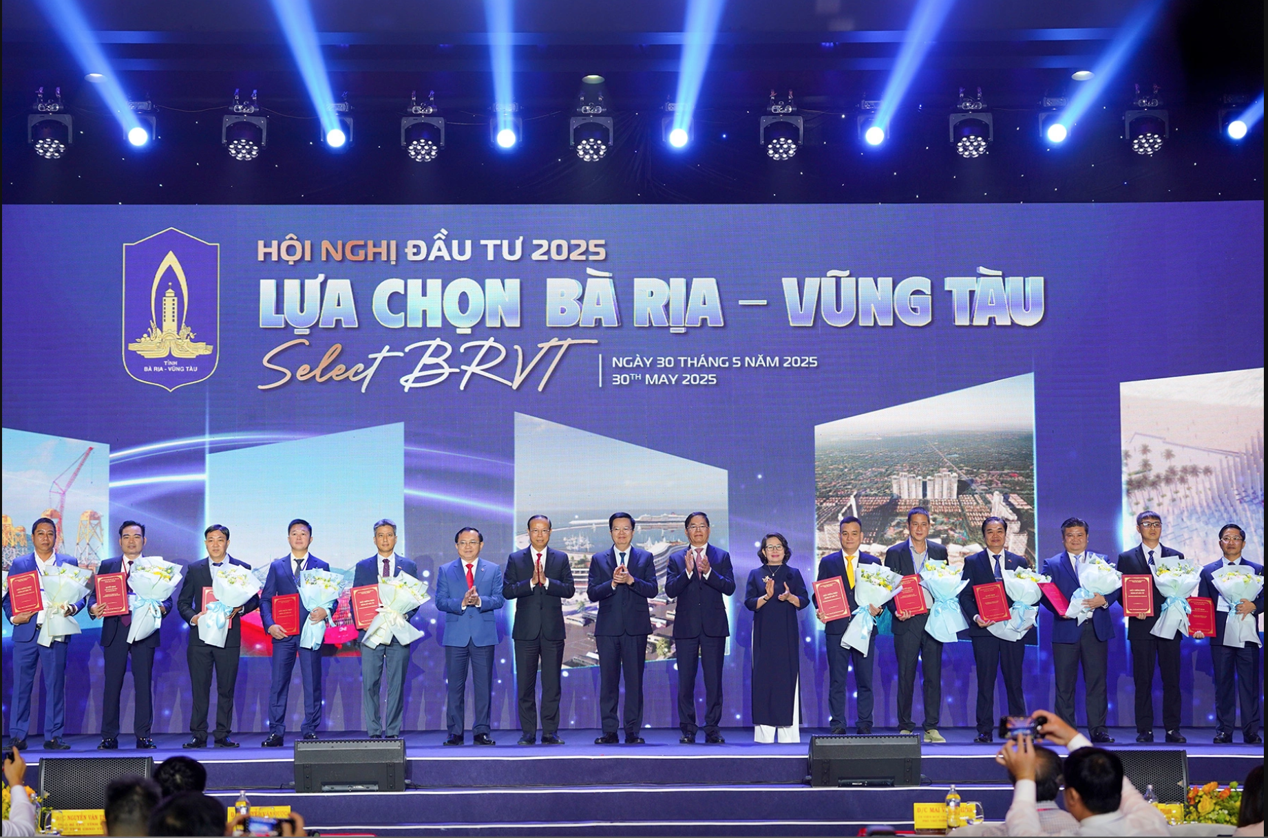 Phó thủ tướng Mai Văn Chính (giữa) và lãnh đạo tỉnh Bà Rịa - Vũng Tàu trao chứng nhận đầu tư cho các 6Pg88.con độc quyền mỗi ngày. Ảnh: Trường Hà