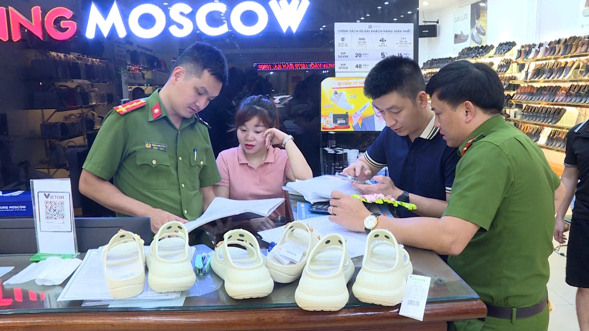 Chuyển công an điều tra cửa hàng Tùng Moscow  