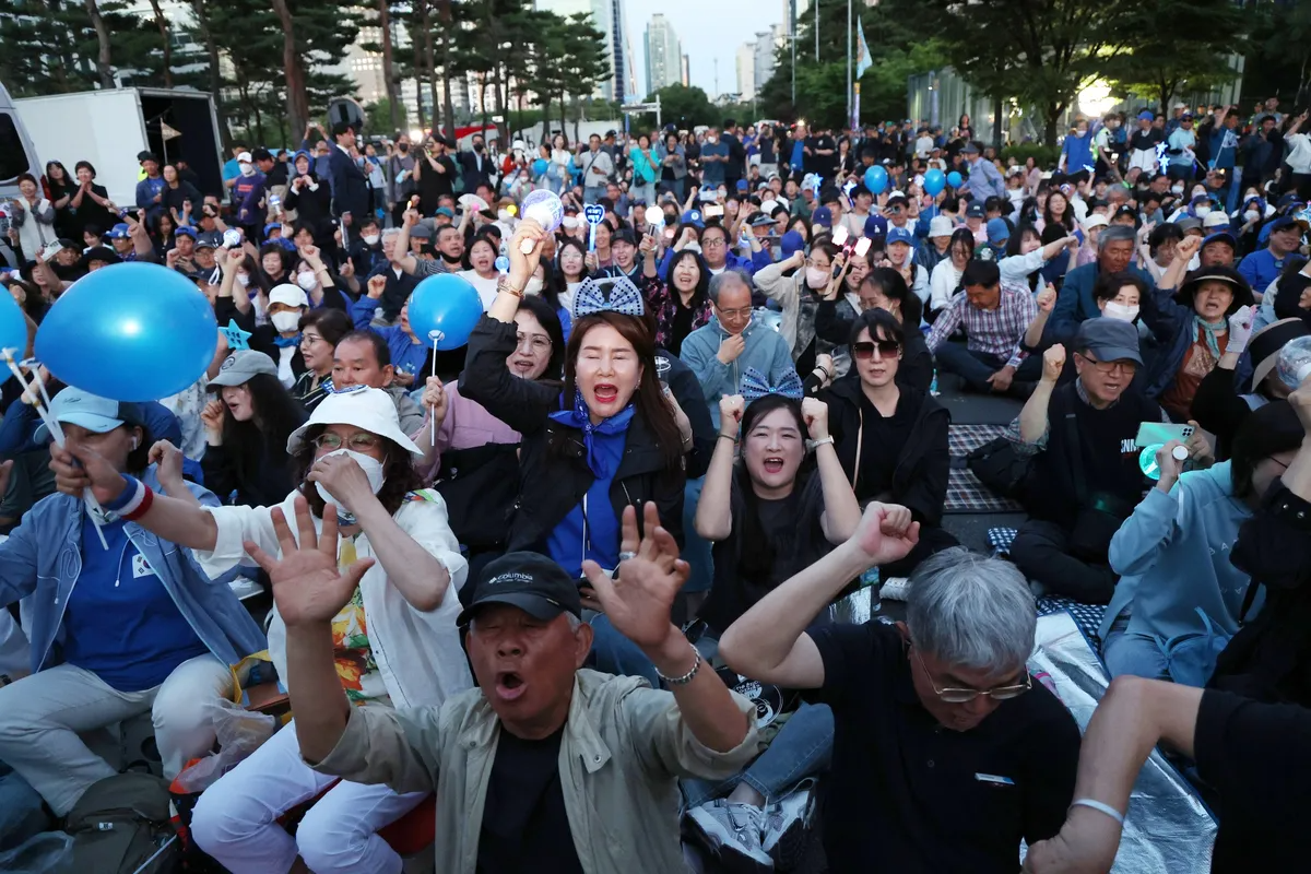 Những người ủng hộ ứng cử vi&ecirc;n Đảng D&acirc;n chủ Lee Jae-myung tại Seoul ng&agrave;y 4/6 - Ảnh: Getty Images