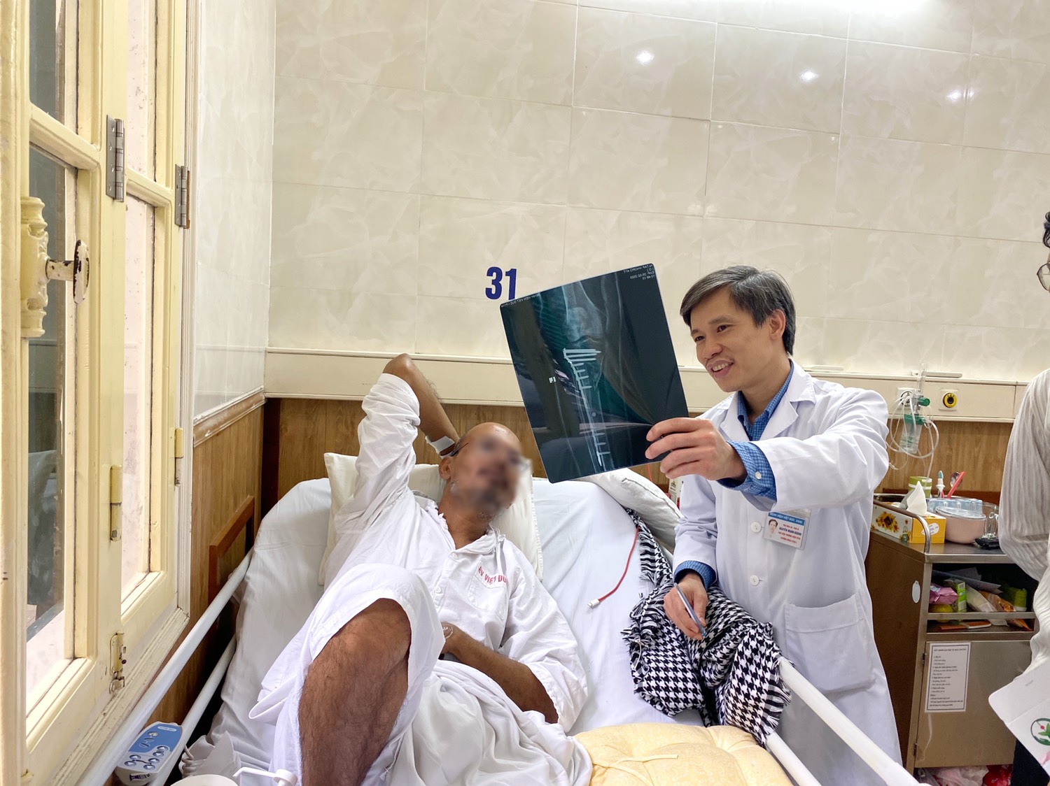 PGS.TS. Nguyễn Mạnh Kh&aacute;nh,&nbsp;Bệnh viện Hữu nghị Việt Đức, kh&aacute;m cho bệnh nh&acirc;n.