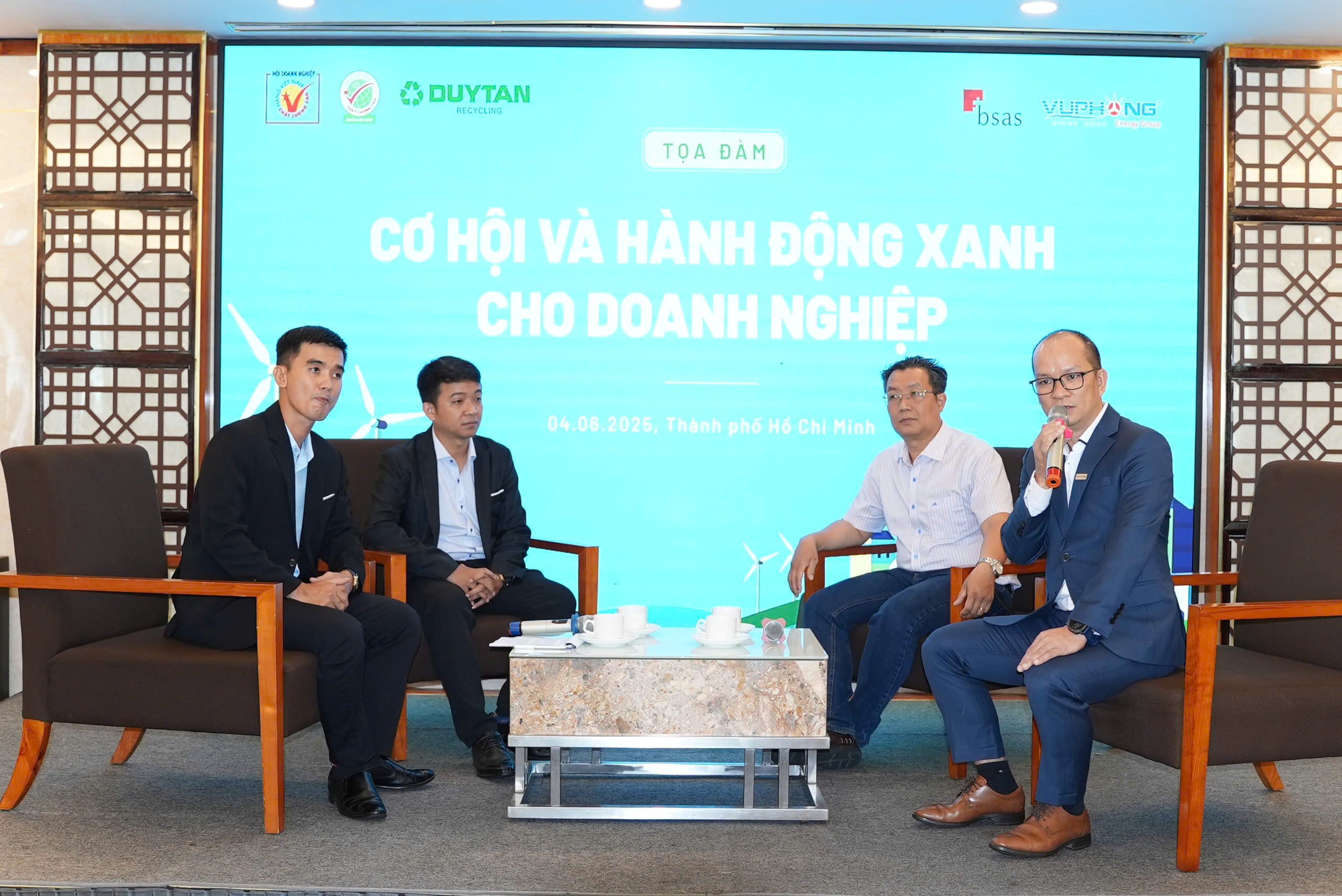 C&aacute;c diễn giả thảo luận, chia sẻ tại hội thảo.