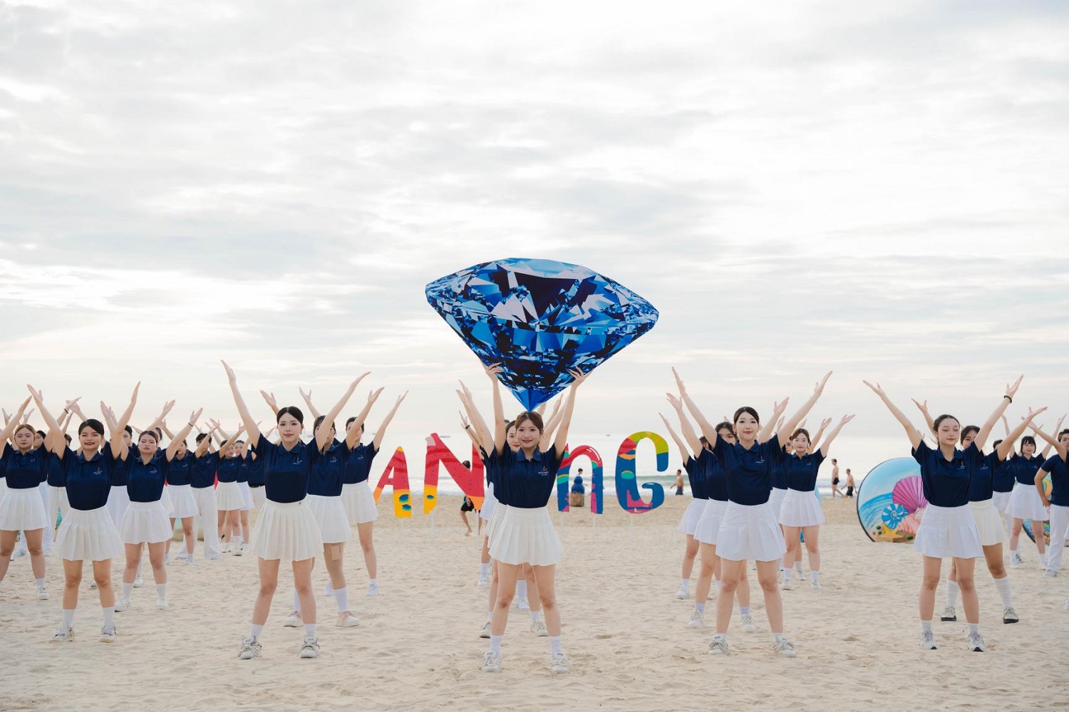 M&agrave;n tr&igrave;nh diễn flashmob với năng lượng trẻ trung đ&atilde; thu h&uacute;t sự ch&uacute; &yacute; của đ&ocirc;ng đảo người d&acirc;n v&agrave; kh&aacute;ch du lịch.