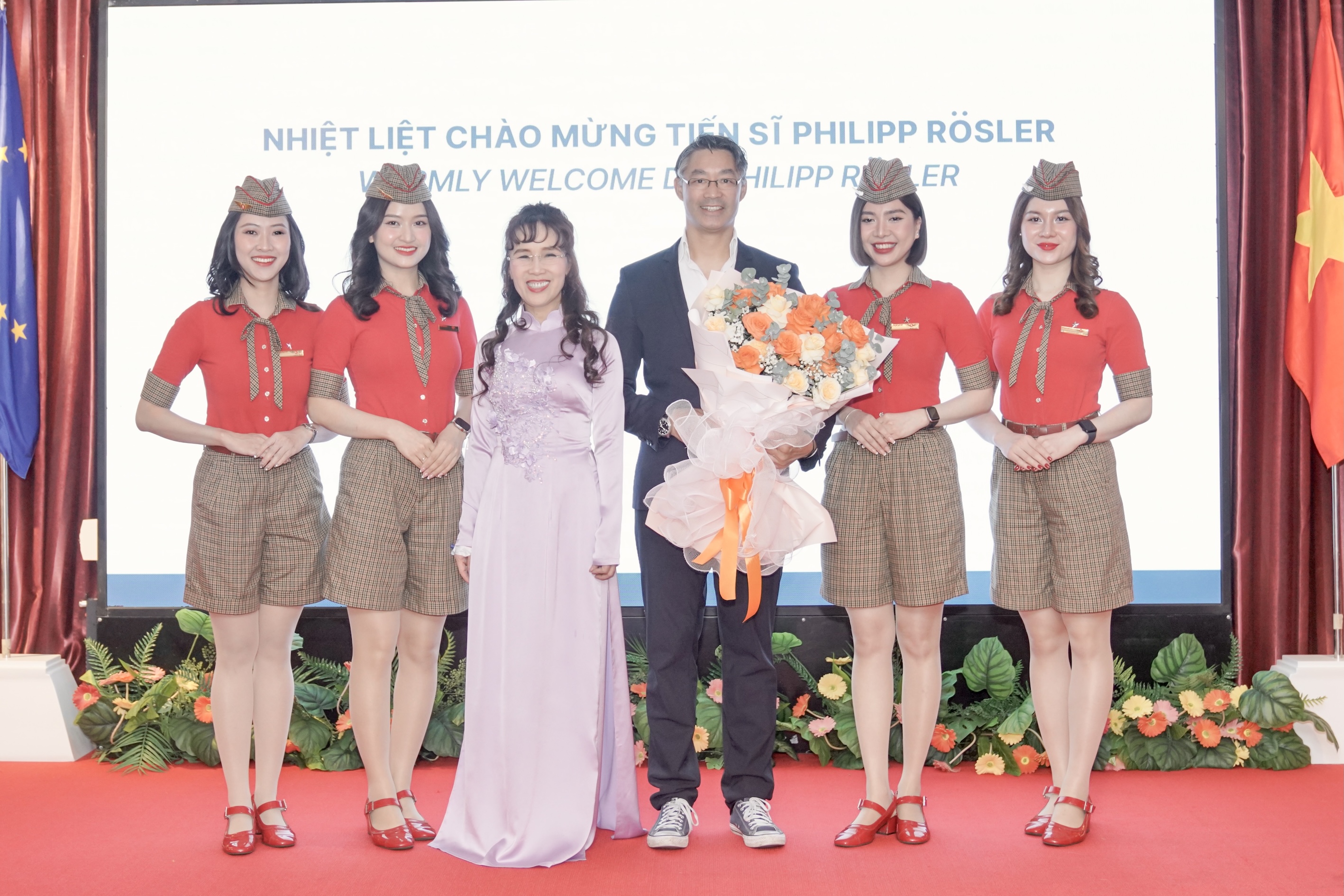 Hội đồng quản trị, Ban Điều h&agrave;nh Vietjet ch&agrave;o mừng Tiến sĩ Philipp R&ouml;sler. Ảnh: Vietjet.