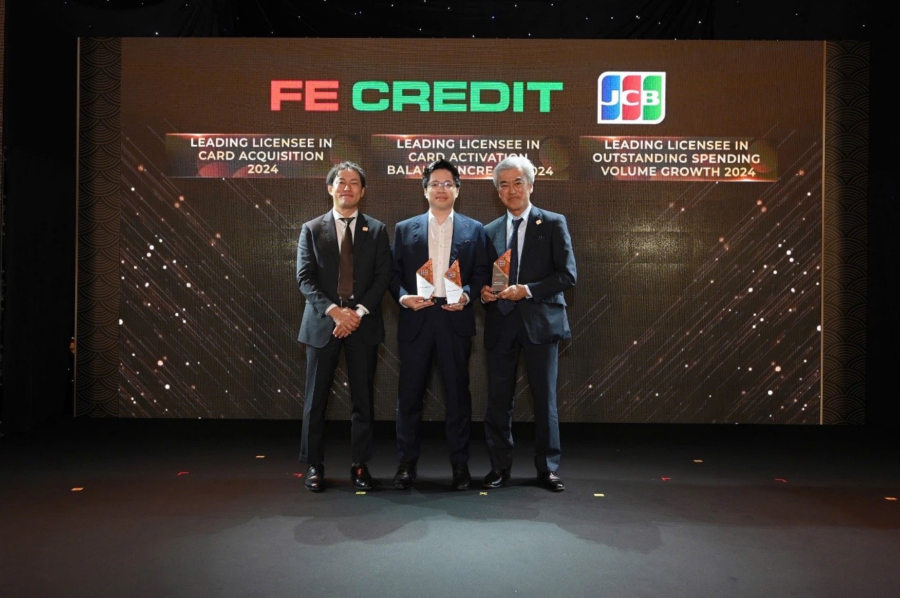 Đại diện FE CREDIT nhận 3 giải thưởng từ JCB. Ảnh: FE CREDIT.