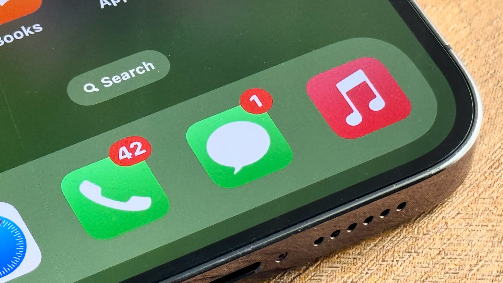 Tin nhắn tr&ecirc;n iPhone sẽ được cập nhật th&ecirc;m t&iacute;nh năng tạo thăm d&ograve; &yacute; kiến v&agrave; dịch tự động.&nbsp;