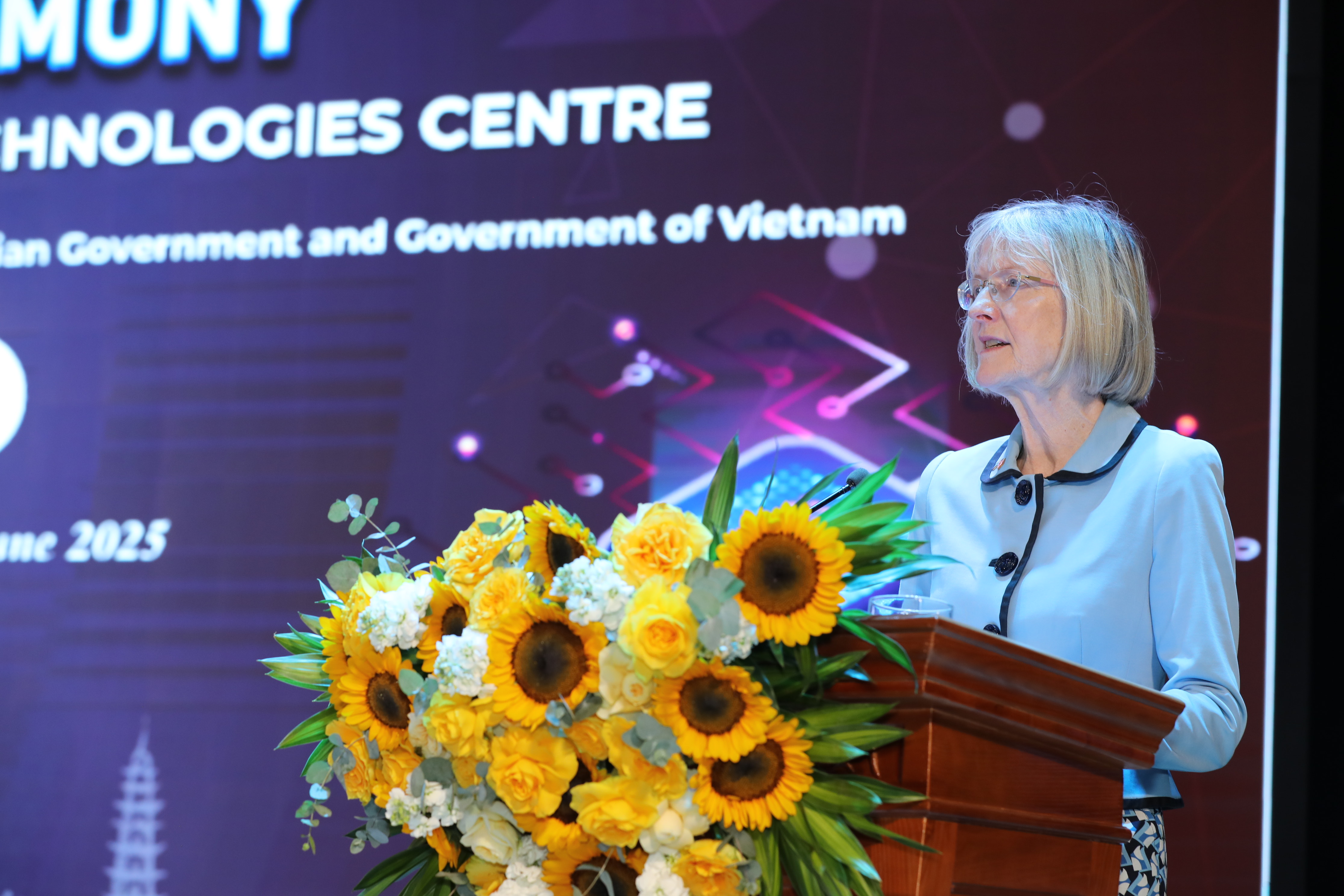 Đại sứ Australia tại Việt Nam Gillian Bird ph&aacute;t biểu tại lễ khai trương&nbsp;Trung t&acirc;m C&ocirc;ng nghệ Chiến lược Australia - Việt Nam (AVSTC). Ảnh: ĐSQ Australia.