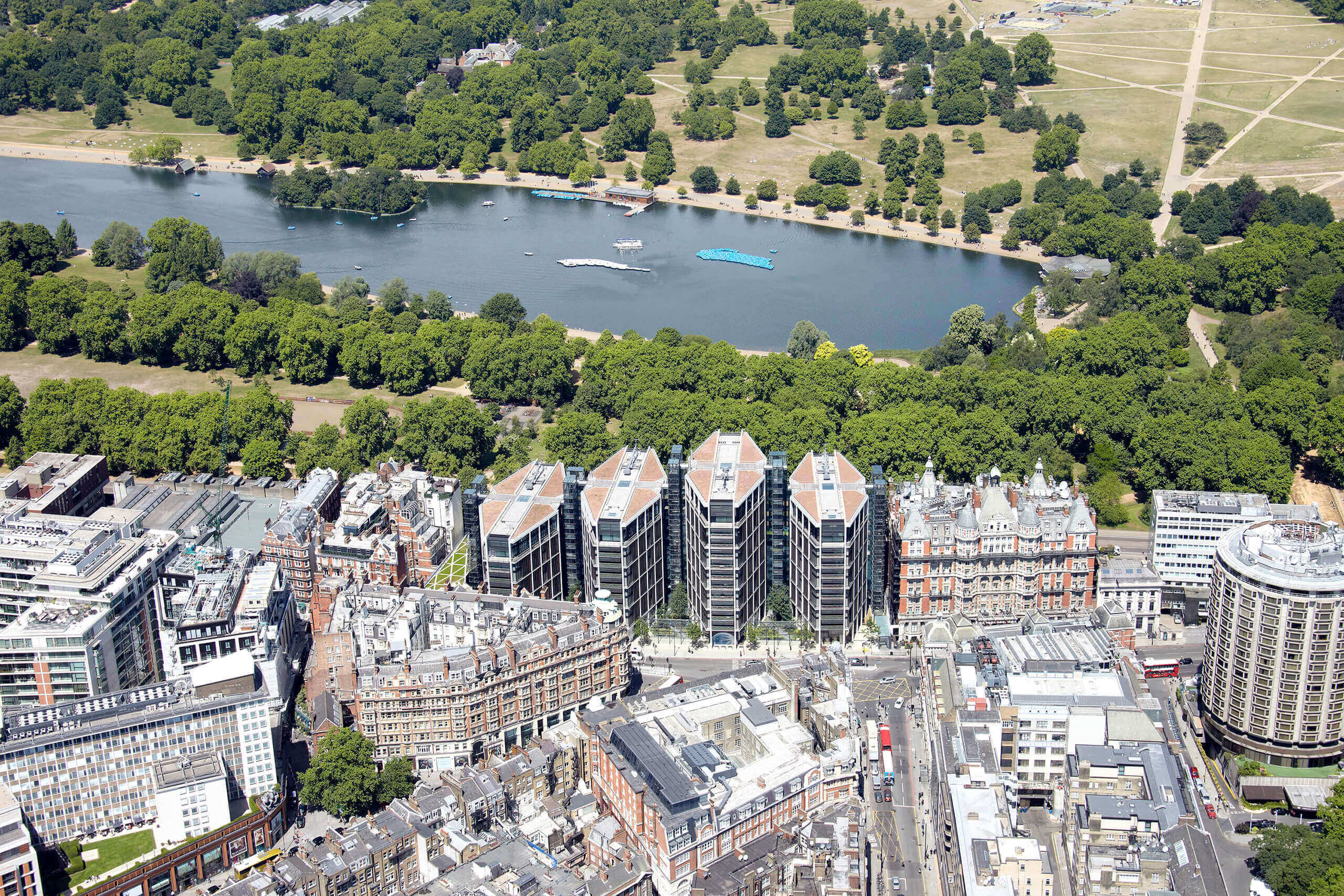 Dự &aacute;n chung cư đắt đỏ nhất thế giới One Hyde Park sở hữu tầm nh&igrave;n trực diện ra c&ocirc;ng vi&ecirc;n lớn nhất thủ đ&ocirc; London. Ảnh: rshp.com