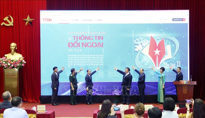 Đồng chí Nguyễn Trọng Nghĩa cùng các đại biểu thực hiện nghi thức khai trương Trang thông tin đối ngoại. Ảnh: Phương Hoa/TTXVN.