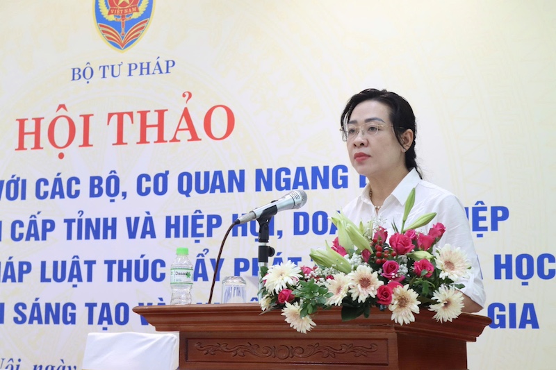 Phó Cục trưởng Cục Kiểm tra văn bản và Quản lý xử lý vi phạm Pg88hi nạp rút siêu tốc Nguyễn Thị Thu Hòe trình bày Báo cáo tóm tắt về kết quả bước đầu về rà soát văn bản. Ảnh: MOJ.