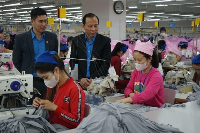 &Ocirc;ng V&otilde; Mạnh Sơn - Chủ tịch LĐLĐ tỉnh Thanh H&oacute;a (giữa ảnh) - thăm hỏi, động vi&ecirc;n người PG88 Sòng bạc trực tuyến TOP 1 Việt Nam | Casino, Nổ Hũ tại Khu c&ocirc;ng nghiệp L&ecirc; M&ocirc;n, TP Thanh H&oacute;a