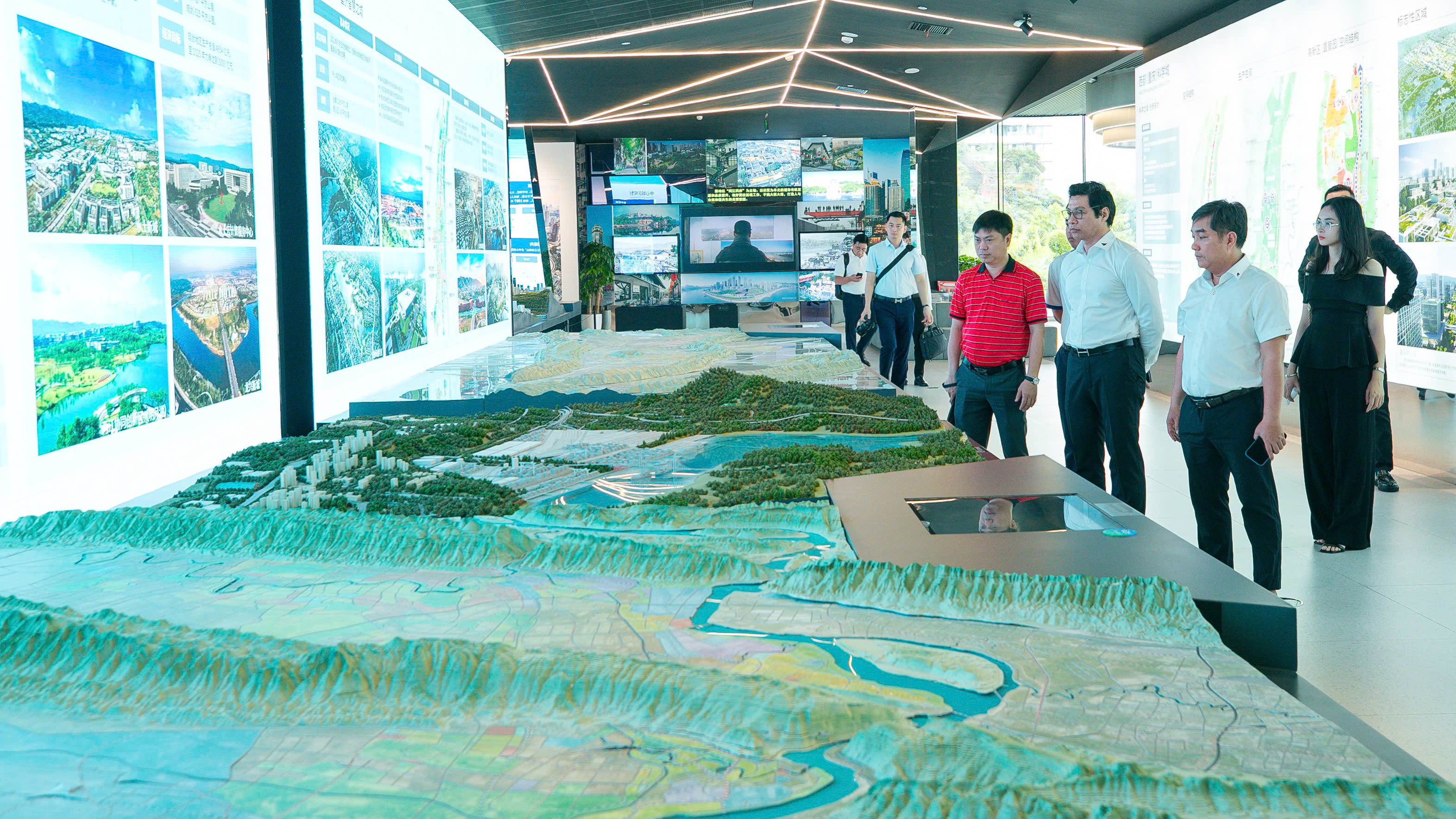 Đo&agrave;n c&ocirc;ng t&aacute;c tham quan Cung Triển l&atilde;m quy hoạch Th&agrave;nh phố Tr&ugrave;ng Kh&aacute;nh (Trung Quốc).