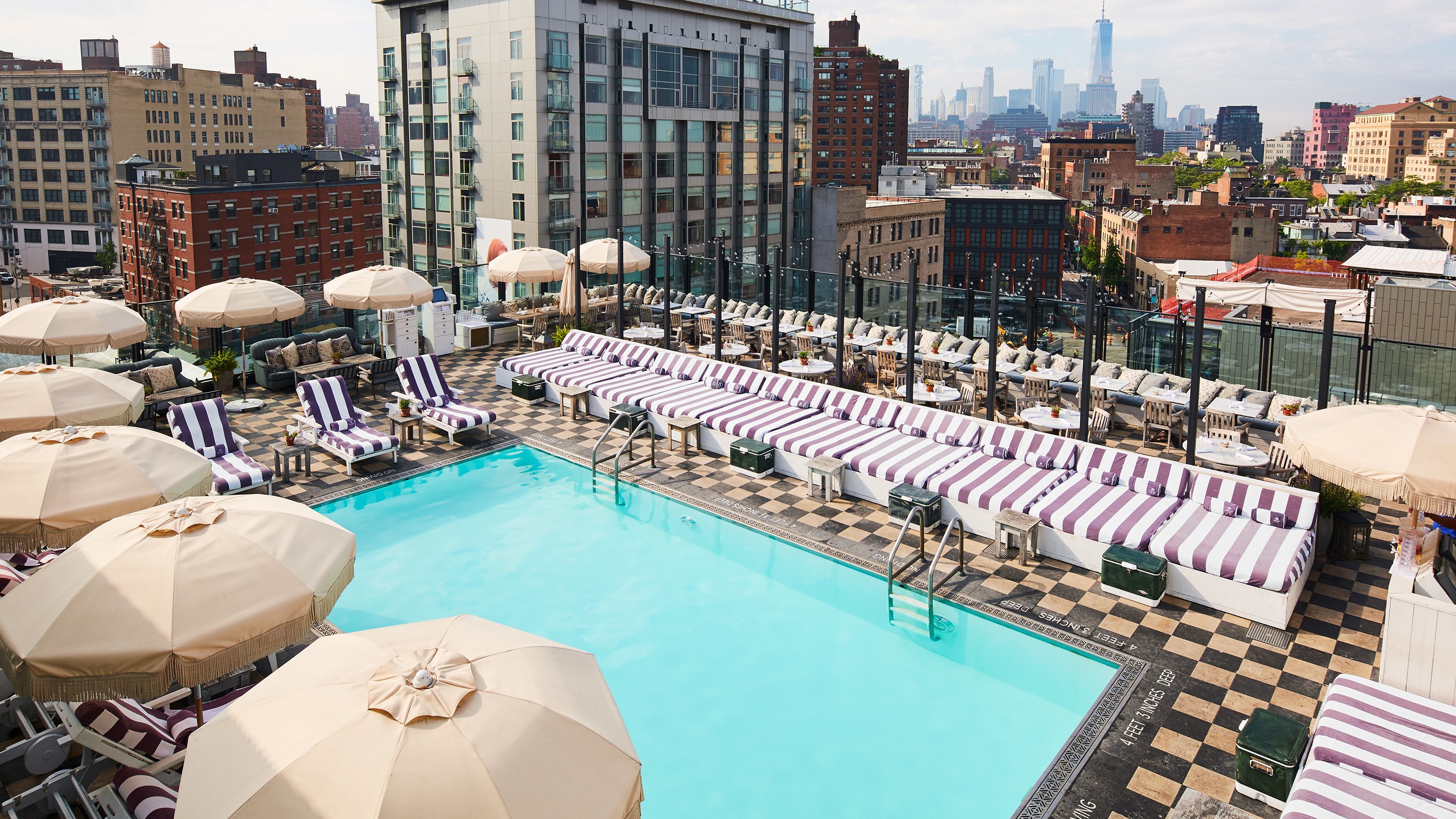 Hồ bơi tr&ecirc;n s&acirc;n thượng tại Soho House New York ở Meatpacking District. Ảnh: Times.