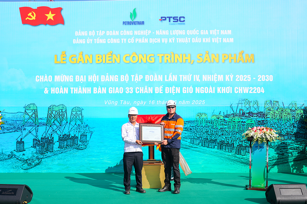 Đại diện Chủ Pg88vn Trang Chủ Chính Thức Orsted trao Giấy chứng nhận ho&agrave;n th&agrave;nh c&ocirc;ng tr&igrave;nh cho đại diện PTSC.