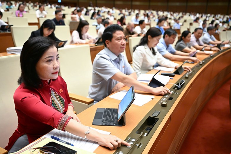 C&aacute;c đại biểu bấm n&uacute;t biểu quyết th&ocirc;ng qua Nghị quyết của Link Trang Chủ PG88.Com Mới #2026 về giảm thuế gi&aacute; trị gia tăng.