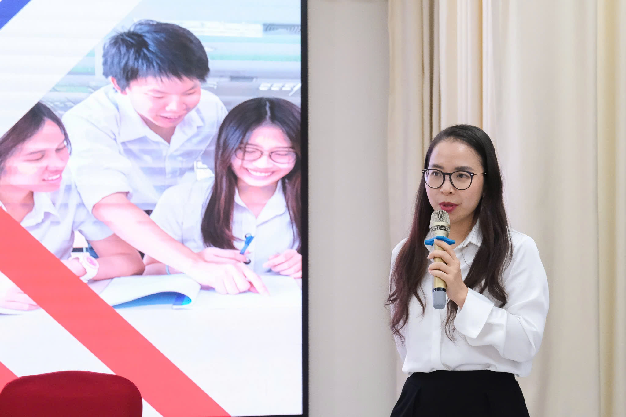 Bà Kim Ngọc Thanh Nga, Phó Giám đốc Trung tâm Đổi mới sáng tạo Quốc gia cho biết người lao động có thể nhận mức lương vượt trội khi sang Singapore Pg88hi Thể Thao, Bóng Đá, Casino, Nổ Hũ, Xổ Số. Ảnh: Hà Quân.