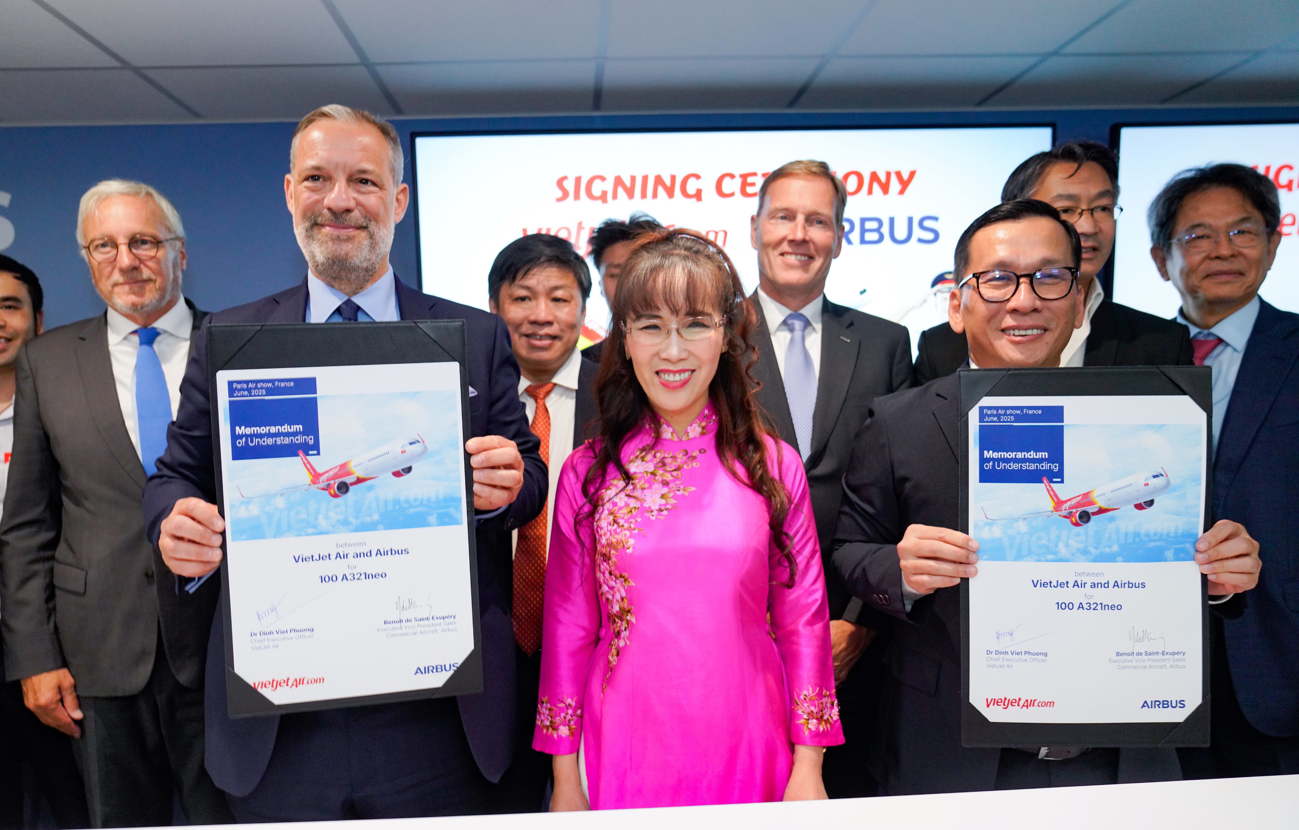Ông Đinh Việt Phương, Tổng giám đốc Vietjet (phải) và ông Benoît de Saint-Exupéry, Phó Chủ tịch cấp cao phụ trách PG88 Uy Tín Số 1 Việt Nam máy bay PG88 Sòng bạc trực tuyến TOP 1 Việt Nam | Casino, Nổ Hũ của Airbus (trái) trao thỏa thuận đặt hàng 100 máy bay A321neo mới.
