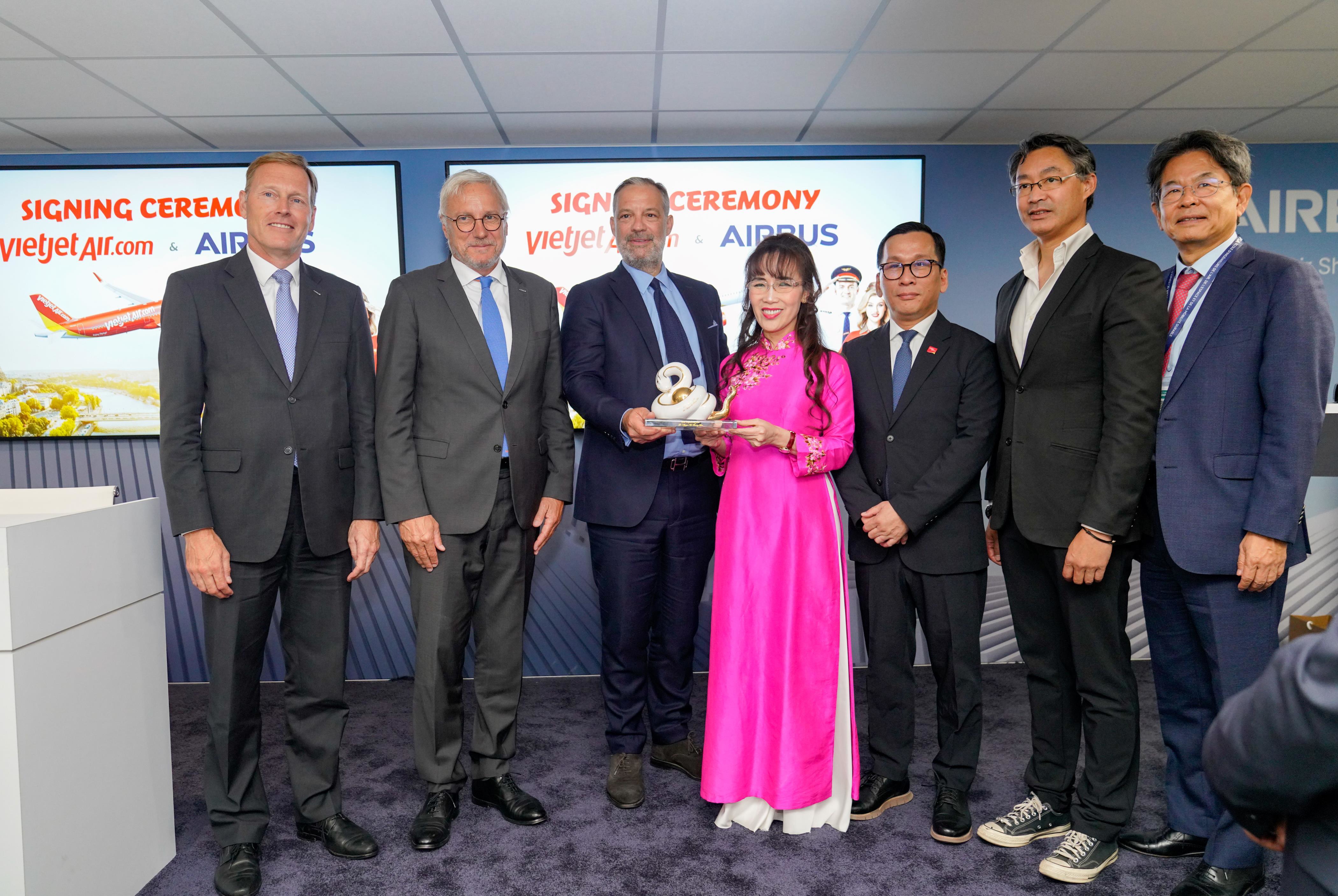 Đại diện l&atilde;nh đạo Airbus v&agrave; Vietjet tại Triển l&atilde;m H&agrave;ng kh&ocirc;ng L&eacute; Bourget Paris (Paris Airshow) 2025.