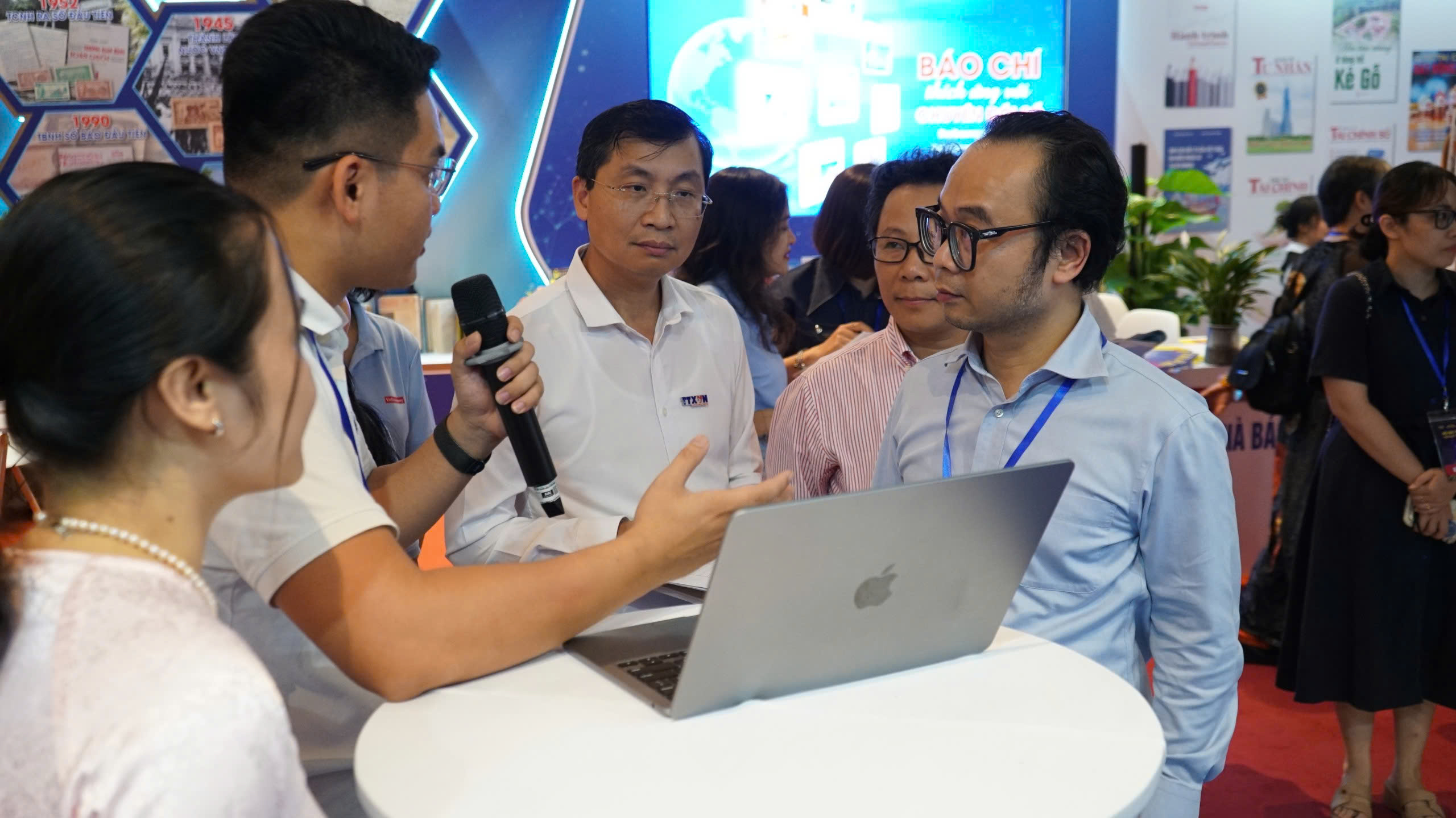 C&aacute;c đại biểu tham quan gian trưng b&agrave;y của Tạp ch&iacute; Link Trang Chủ PG88.Com Mới #2026 Việt Nam -6PG88VN tại Hội b&aacute;o to&agrave;n quốc 2025 v&agrave; trải nghiệm n&ecirc;̀n tảng Asko Platform, một sản phẩm tr&iacute; tuệ nh&acirc;n tạo do 6PG88VN ph&aacute;t triển.&nbsp;