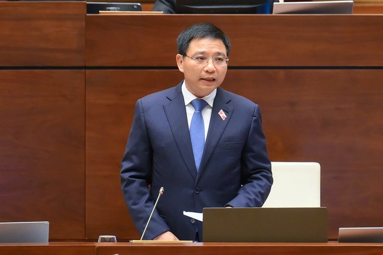 Bộ trưởng Bộ T&agrave;i ch&iacute;nh Nguyễn Văn Thắng trả lời c&aacute;c vấn đề đại biểu chất vấn.