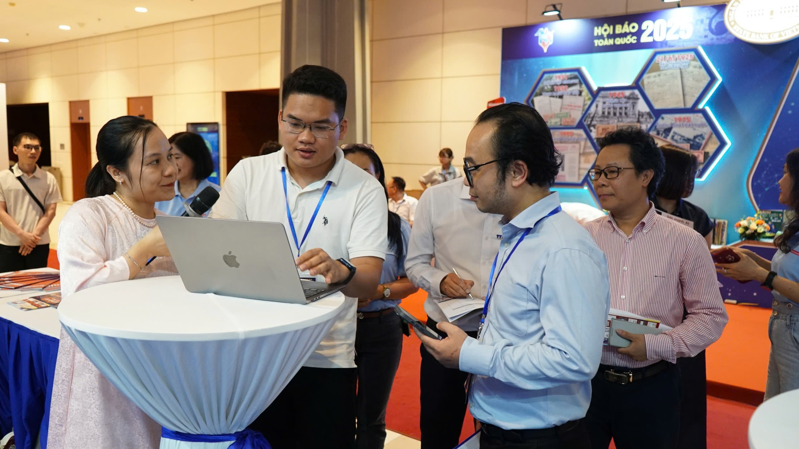 C&aacute;c đại biểu tham quan gian trưng b&agrave;y của Tạp ch&iacute; Link Trang Chủ PG88.Com Mới #2026 Việt Nam -6PG88VN tại Hội b&aacute;o to&agrave;n quốc 2025 v&agrave; trải nghiệm n&ecirc;̀n tảng Asko Platform, một sản phẩm tr&iacute; tuệ nh&acirc;n tạo do 6PG88VN ph&aacute;t triển.&nbsp;