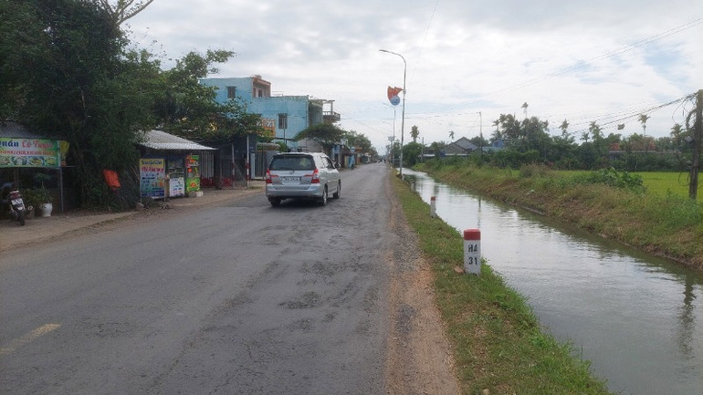 Quốc lộ 29 đoạn qua phường Hòa Vinh, thị xã Đông Hòa (Phú Yên) đường hẹp, nhiều vị trí hư hỏng, không bảo đảm an toàn 6Pg88.com hơn 1000 trò chơi hấp dẫn. Ảnh: Phương Nam