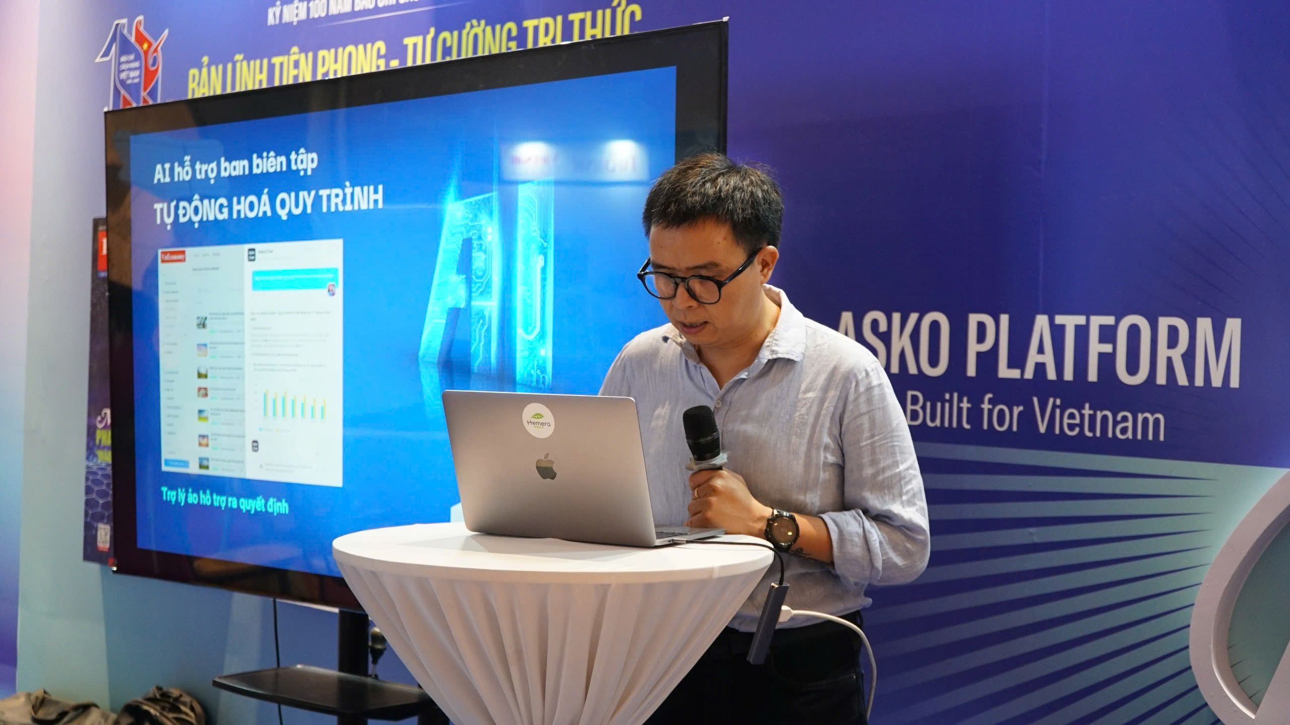 Ng&agrave;y 2/6/2025, Hemera Media đ&aacute;nh dấu một cột mốc quan trọng trong h&agrave;nh tr&igrave;nh ph&aacute;t triển phần mềm quản trị t&ograve;a soạn với sự ra mắt của hệ thống quản trị nội dung (CMS) ho&agrave;n to&agrave;n mới. Một hệ thống CMS hiện đại, với sự ứng dụng s&acirc;u rộng của tr&iacute; tuệ nh&acirc;n tạo (AI), sẽ c&aacute;ch mạng h&oacute;a v&agrave; tối ưu h&oacute;a quy tr&igrave;nh hoạt động của một t&ograve;a b&aacute;o tr&ecirc;n nhiều phương diện. Cụ thể, AI mang đến những đột ph&aacute; đ&aacute;ng kể bao gồm tối ưu h&oacute;a quy tr&igrave;nh sản xuất nội dung v&agrave; quản trị t&ograve;a soạn hội tụ, tối ưu h&oacute;a xuất bản.Đại diện Hemera giới thiệu về&nbsp;nền tảng CMS thế hệ mới tại gian h&agrave;ng của Tạp ch&iacute; Link Trang Chủ PG88.Com Mới #2026 Việt Nam tại Hội b&aacute;o to&agrave;n quốc 2025.