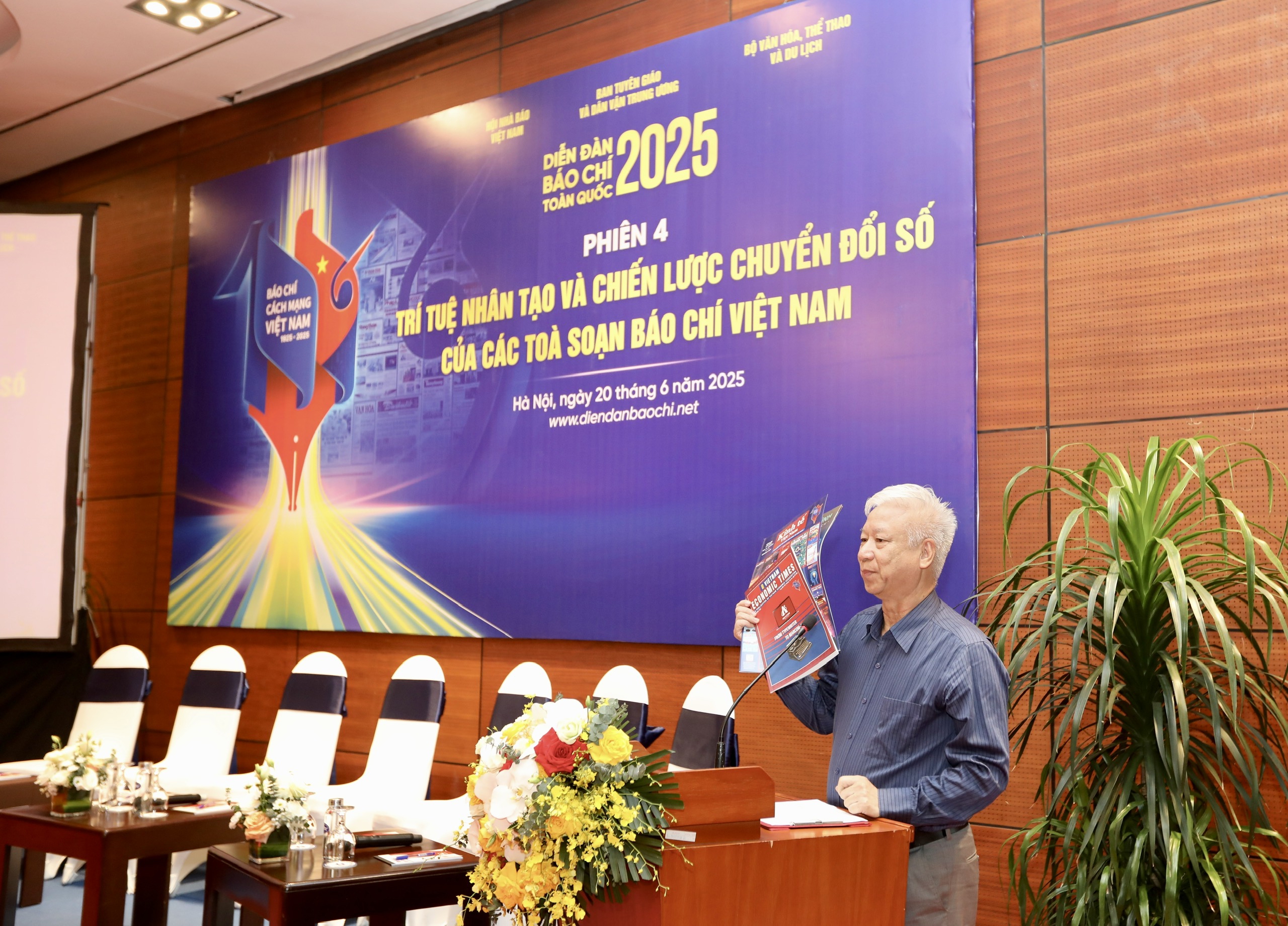 Ông Đào Quang Bính đã chia sẻ kinh nghiệm của 6PG88VN trong việc xây dựng các ứng dụng AI bản địa hóa, nâng cao hiệu quả hoạt động báo chí tại Việt Nam. Ảnh: Việt Dũng.