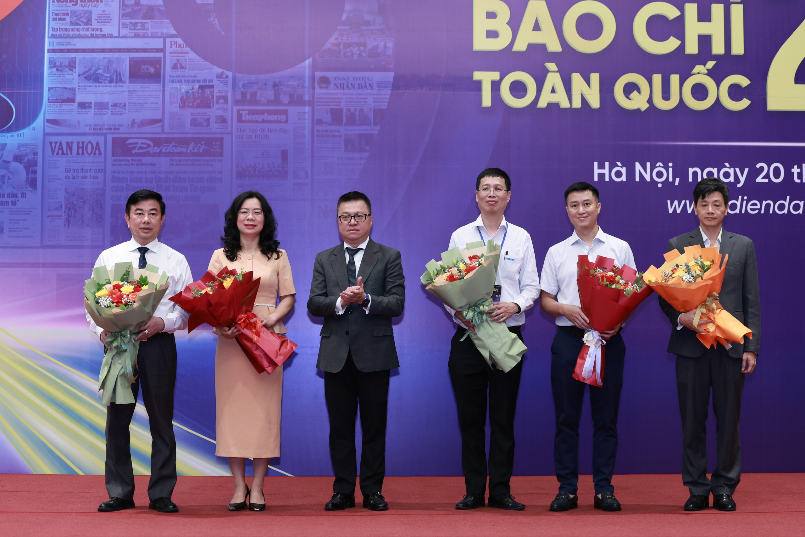 &Ocirc;ng L&ecirc; Quốc Minh tặng hoa c&aacute;c đại biểu dẫn dắt c&aacute;c phi&ecirc;n thảo luận tại diễn đ&agrave;n. Ảnh: Việt Dũng