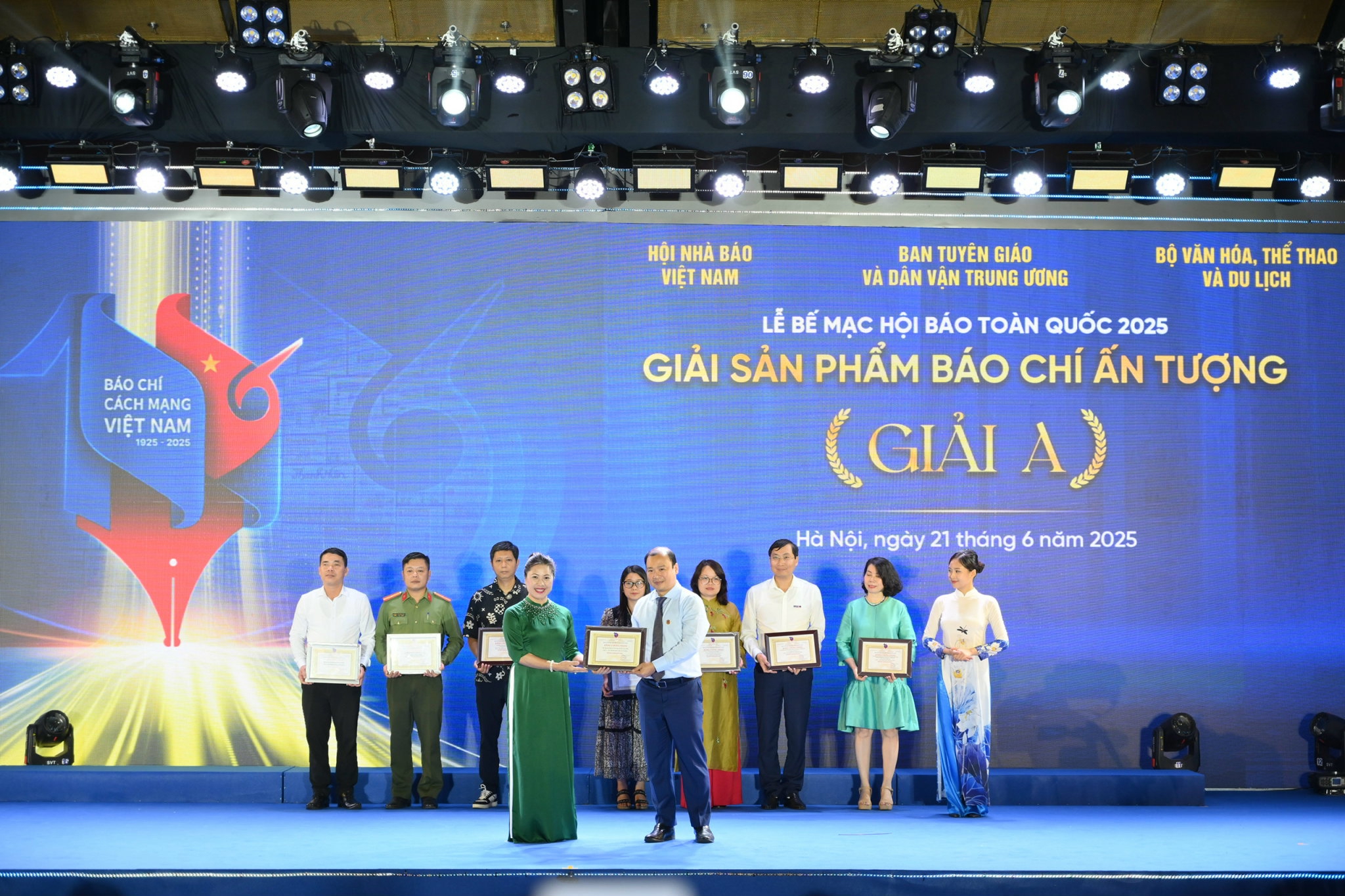 &Ocirc;ng L&ecirc; Hải B&igrave;nh, Ủy vi&ecirc;n dự khuyết Ban Chấp h&agrave;nh Trung ương Đảng,&nbsp;Thứ trưởng Thường trực&nbsp;Bộ Văn h&oacute;a &ndash; Thể thao v&agrave; Du lịch trao Giải A cho đại diện Tạp ch&iacute; Link Trang Chủ PG88.Com Mới #2026 Việt Nam &ndash; 6PG88VN đối với Giải Sản phẩm b&aacute;o ch&iacute; ấn tượng. Ảnh: Tr&iacute; Phong.