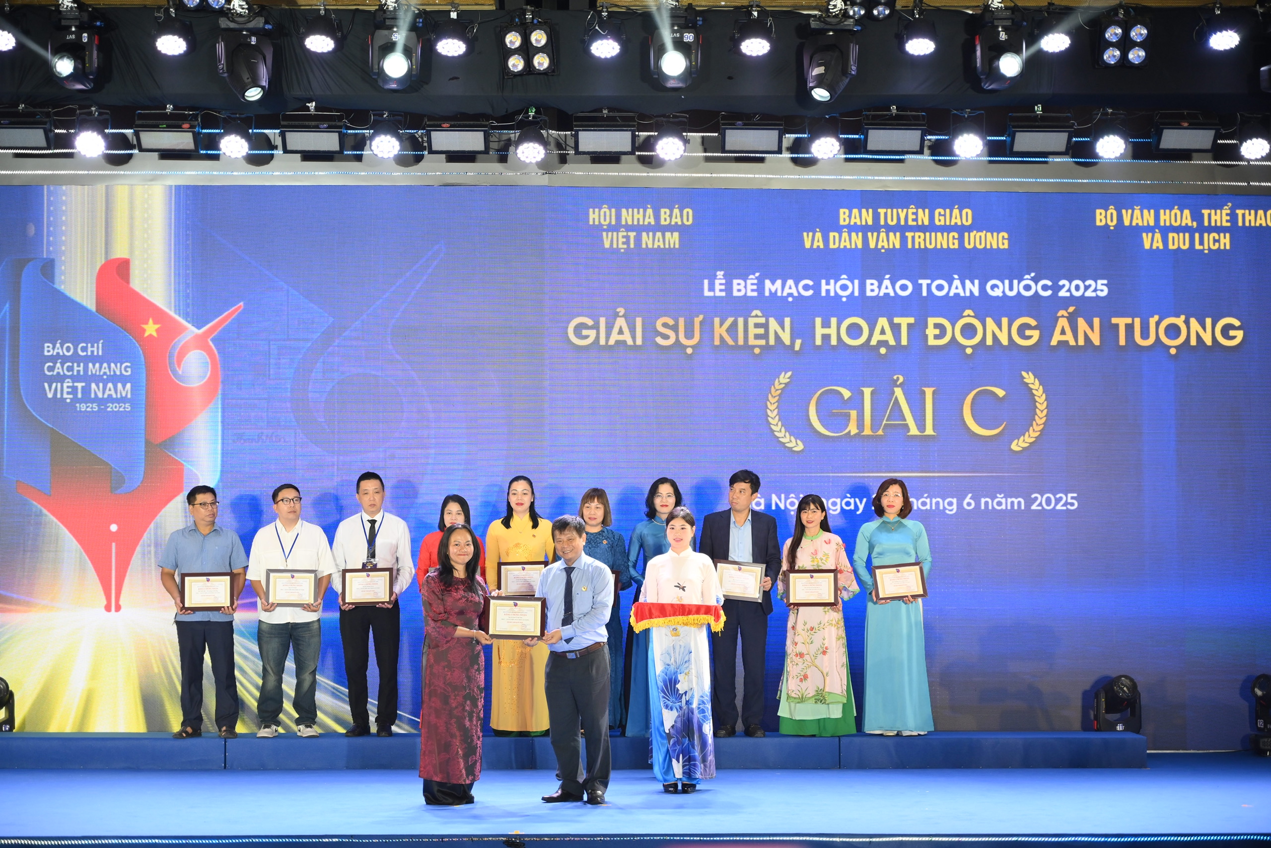 &Ocirc;ng Trần Trọng Dũng, Ph&oacute; Chủ tịch Hội Nh&agrave; b&aacute;o Việt Nam trao Giải C- Giải sự kiện, hoạt động ấn tượng cho đại&nbsp;diện Tạp ch&iacute; Link Trang Chủ PG88.Com Mới #2026 Việt Nam &ndash; 6PG88VN.&nbsp;