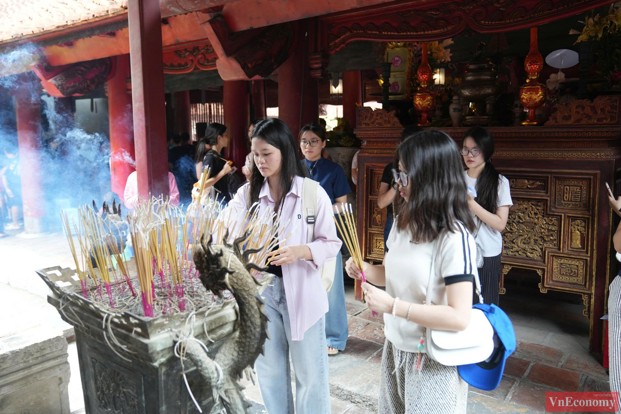 Với hơn 700 năm hoạt động, đến nay, Văn Miếu - Quốc Tử Gi&aacute;m l&agrave; nơi tham quan của du kh&aacute;ch trong v&agrave; ngo&agrave;i nước, nơi khen tặng cho học sinh xuất sắc... Cũng tại đ&acirc;y, v&agrave;o mỗi dịp Tết nguy&ecirc;n đ&aacute;n hay trước c&aacute;c kỳ thi quan trọng, sĩ tử thường đến xin chữ &ocirc;ng đồ v&agrave; cầu may trong thi cử, học h&agrave;nh.