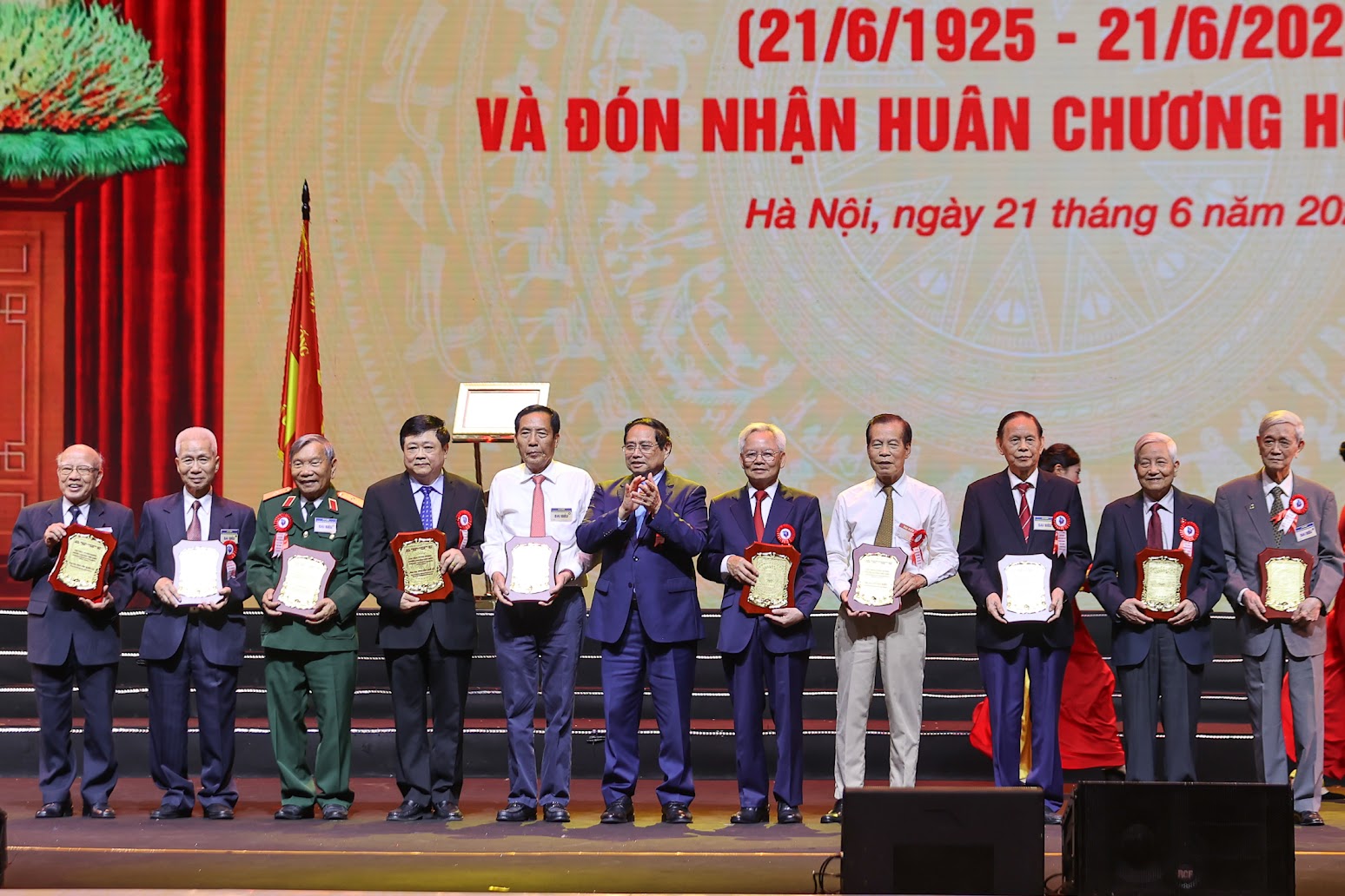 Thủ tướng Ch&iacute;nh phủ Phạm Minh Ch&iacute;nh trao Biểu trưng tặng c&aacute;c nh&agrave; b&aacute;o l&atilde;o th&agrave;nh - Ảnh: VGP/Nhật Bắc