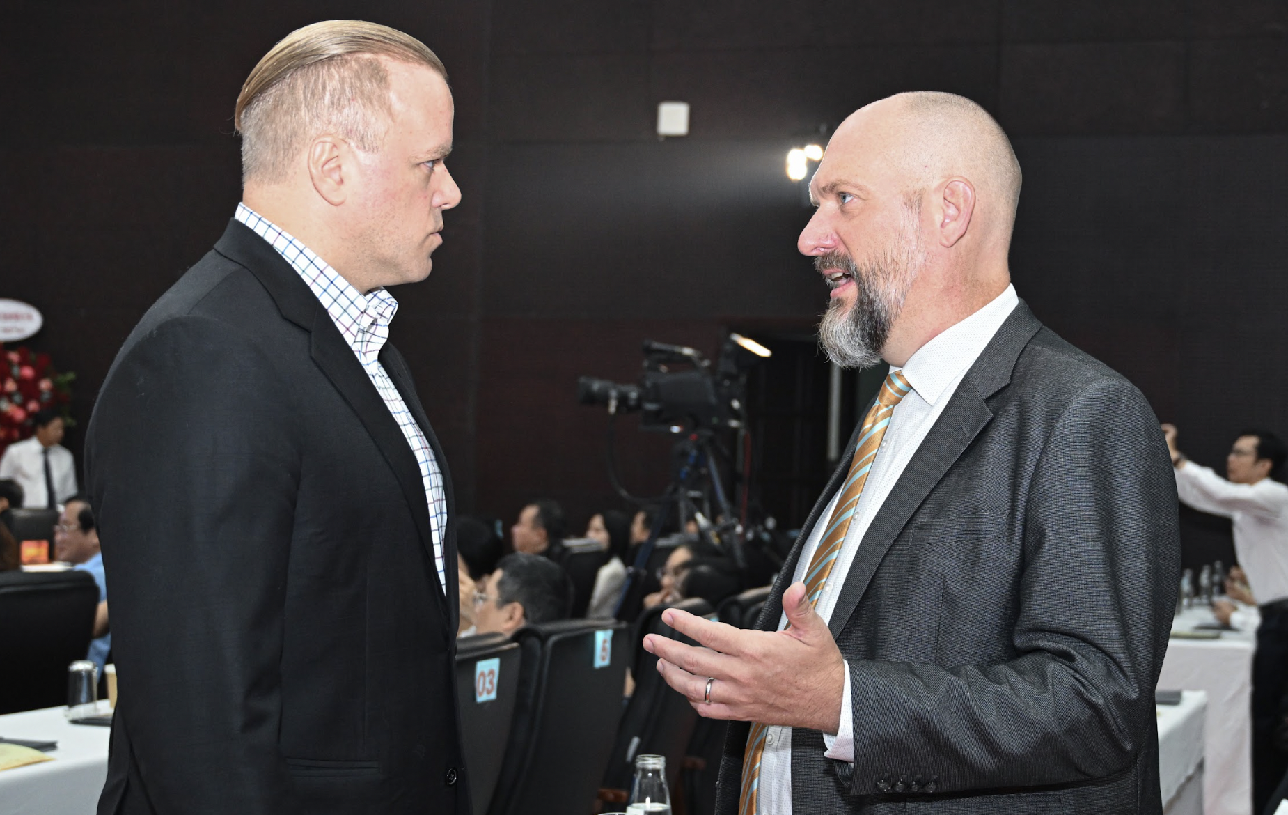 &Ocirc;ng Richard McClellan - Ph&oacute; Tổng Gi&aacute;m đốc Tập đo&agrave;n Terne Việt Nam (b&ecirc;n phải), đại diện Tập đo&agrave;n Terne Holdings v&agrave; The One Destination, một trong những nh&agrave; Pg88vn Trang Chủ Chính Thức chiến lược v&agrave;o Khu Pg88ok ưu đãi hấp dẫn tự do Đ&agrave; Nẵng.&nbsp;