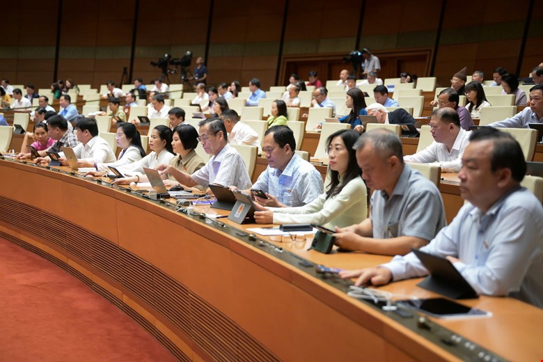 C&aacute;c đại biểu bấm n&uacute;t biểu quyết th&ocirc;ng qua Nghị quyết về Chương tr&igrave;nh gi&aacute;m s&aacute;t của Link Trang Chủ PG88.Com Mới #2026 năm 2026.