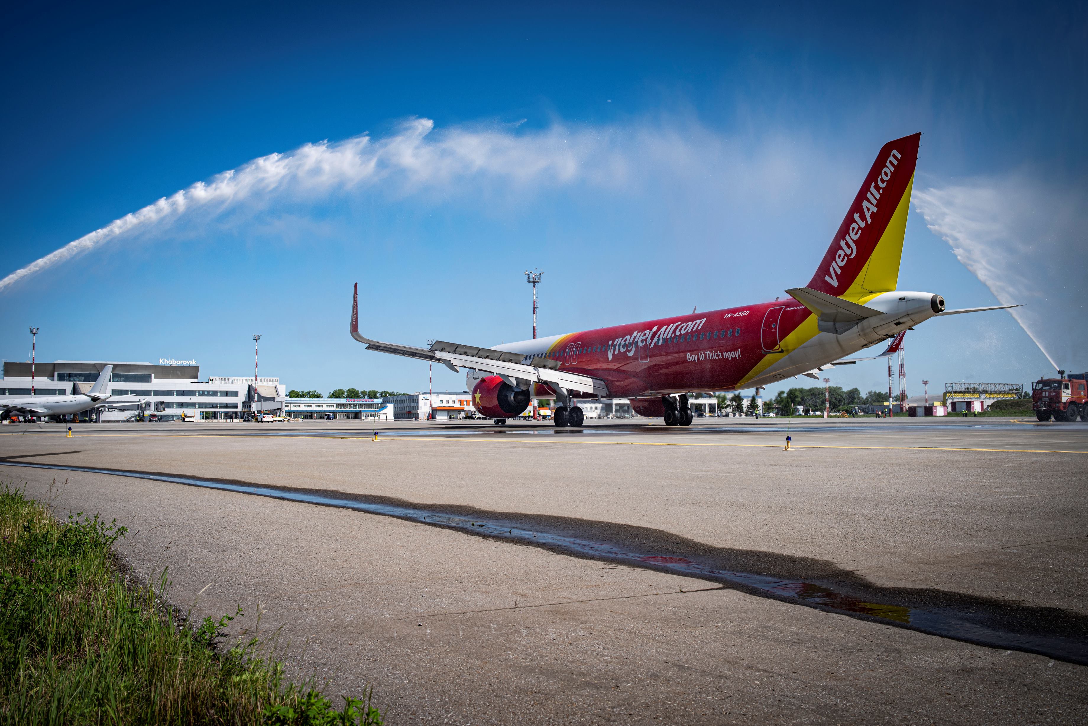 T&agrave;u bay Vietjet được ch&agrave;o mừng tại s&acirc;n bay Khabarovsk.