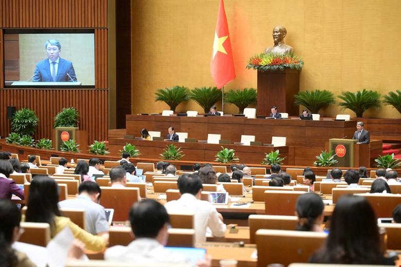 Bộ trưởng Bộ Tư ph&aacute;p Nguyễn Hải Ninh b&aacute;o c&aacute;o tiếp thu, giải tr&igrave;nh v&agrave; chỉnh l&yacute; dự &aacute;n luật.