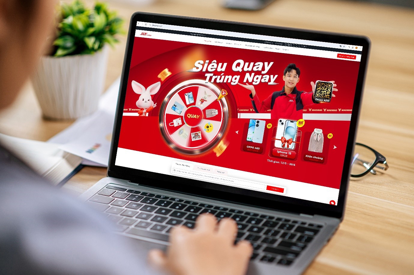 Nhiều phần qu&agrave; hấp dẫn, bao gồm cả c&aacute;c thiết bị c&ocirc;ng nghệ gi&aacute; trị, vẫn đang chờ những kh&aacute;ch h&agrave;ng may mắn cuối c&ugrave;ng của chương tr&igrave;nh.