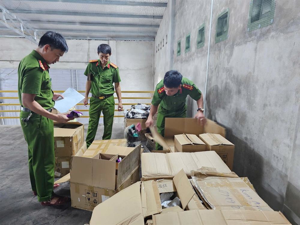 THiện Ph&ograve;ng Cảnh s&aacute;t Link Trang Chủ PG88.Com Mới #2026 C&ocirc;ng an tỉnh Quảng Trị đ&atilde; lập bi&ecirc;n bản, tiến h&agrave;nh ni&ecirc;m phong v&agrave; tạm giữ to&agrave;n bộ số h&agrave;ng để tiếp tục điều tra, xử l&yacute; theo quy định của ph&aacute;p luật.