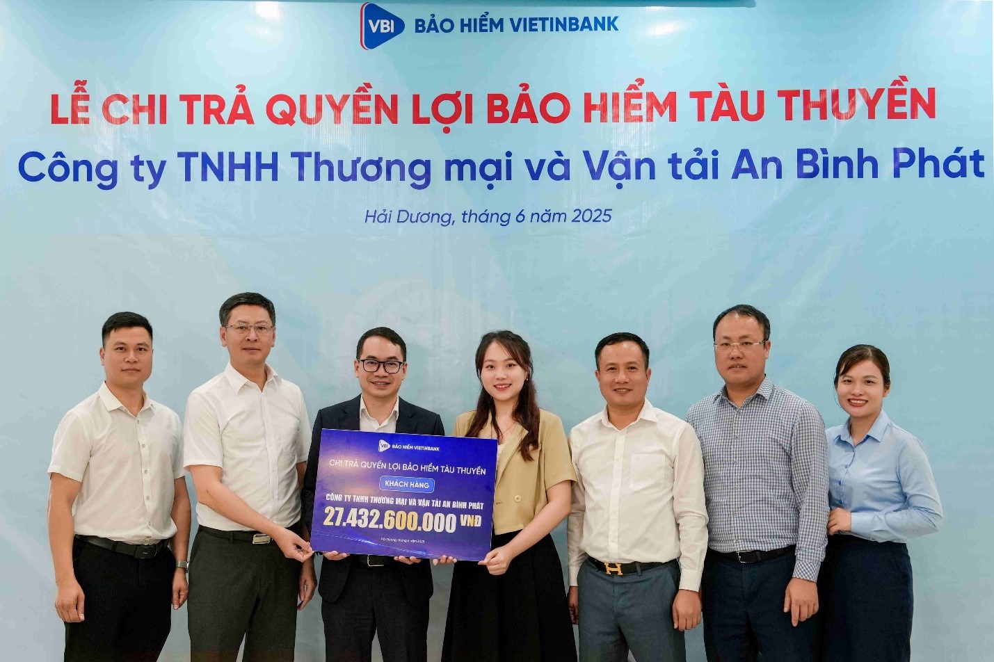 Đại diện đơn vị bảo hiểm v&agrave; kh&aacute;ch h&agrave;ng tại sự kiện chi trả.