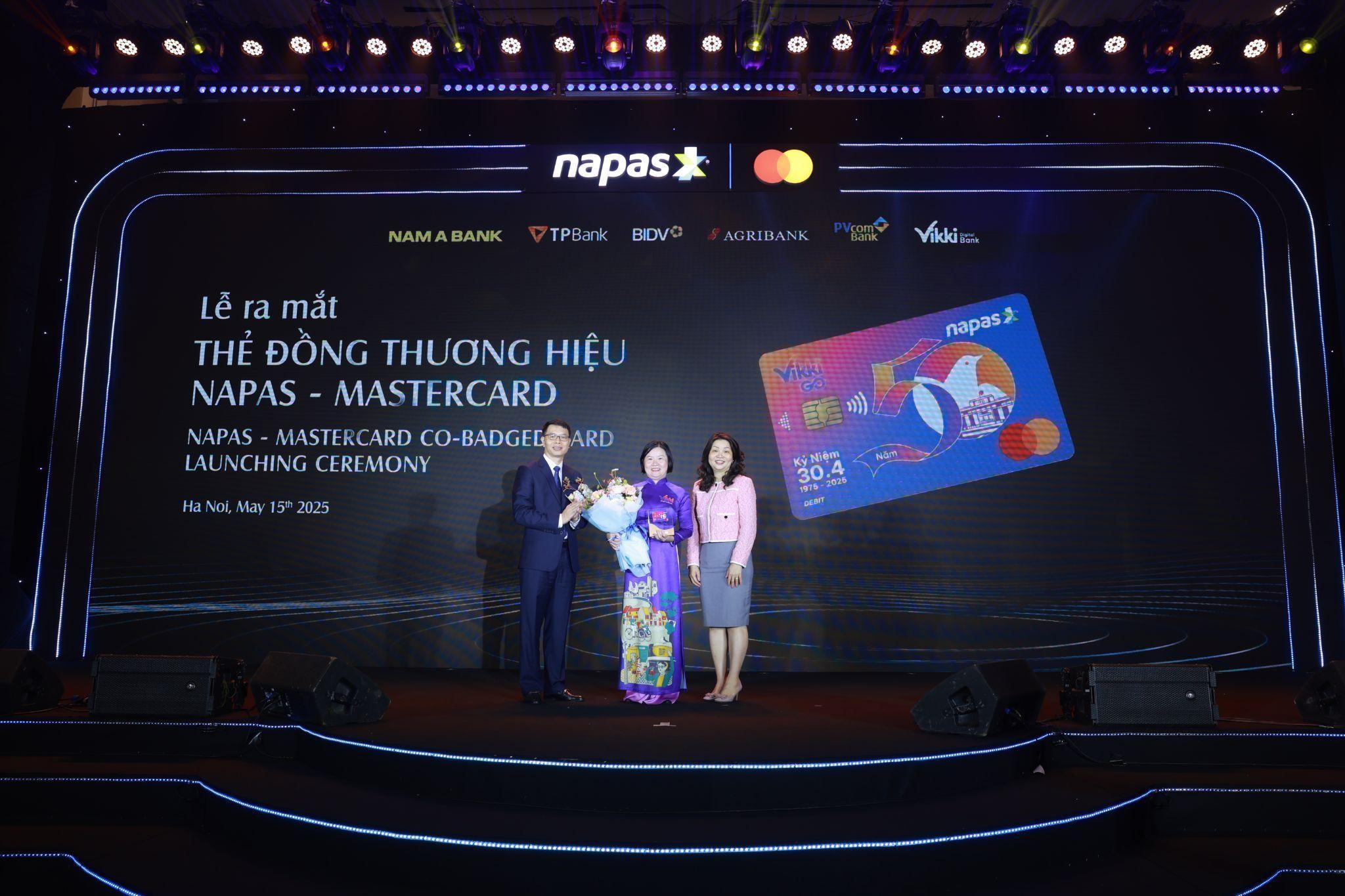Với chiếc thẻ Thanh to&aacute;n t&iacute;ch hợp VikkiGO kh&aacute;ch h&agrave;ng c&oacute; thể nhận ưu đ&atilde;i song song từ cả hai mạng lưới của NAPAS v&agrave; Mastercard.