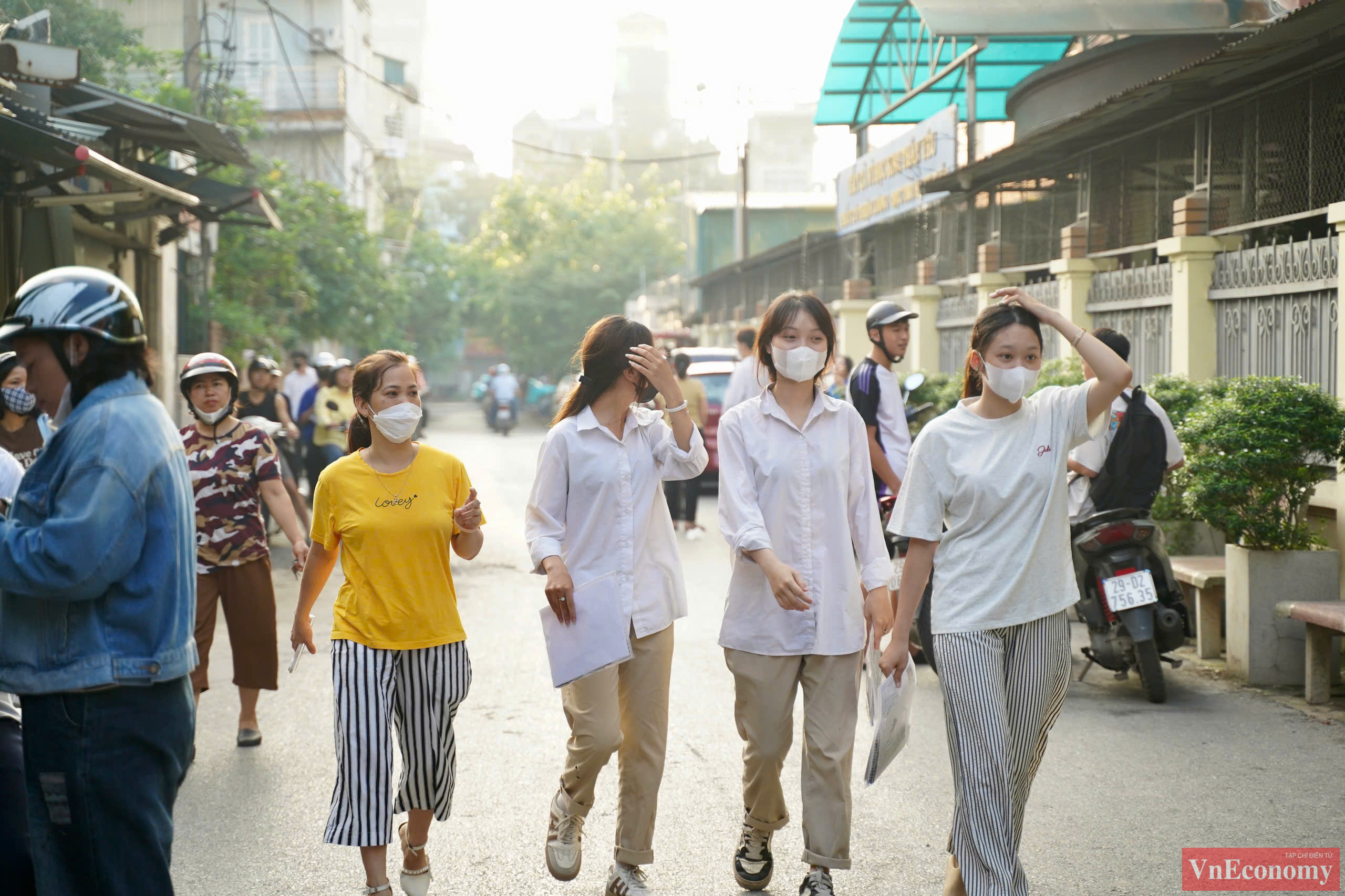 Tại H&agrave; Nội,&nbsp;khảo s&aacute;t điểm trường THCS Minh Khai cho thấy nhiều phụ huynh đ&atilde; c&oacute; mặt từ sớm để đưa con em m&igrave;nh đi thi.