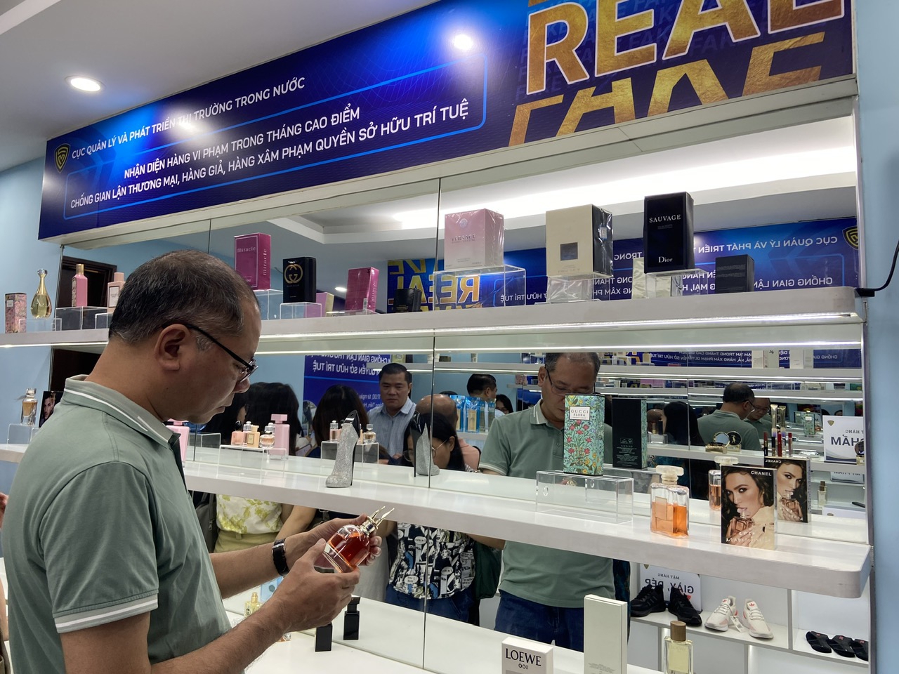 Trưng bày các sản phẩm tịch thu trong Tháng cao điểm chống hàng giả, gian lận Pg88ok ưu đãi hấp dẫn