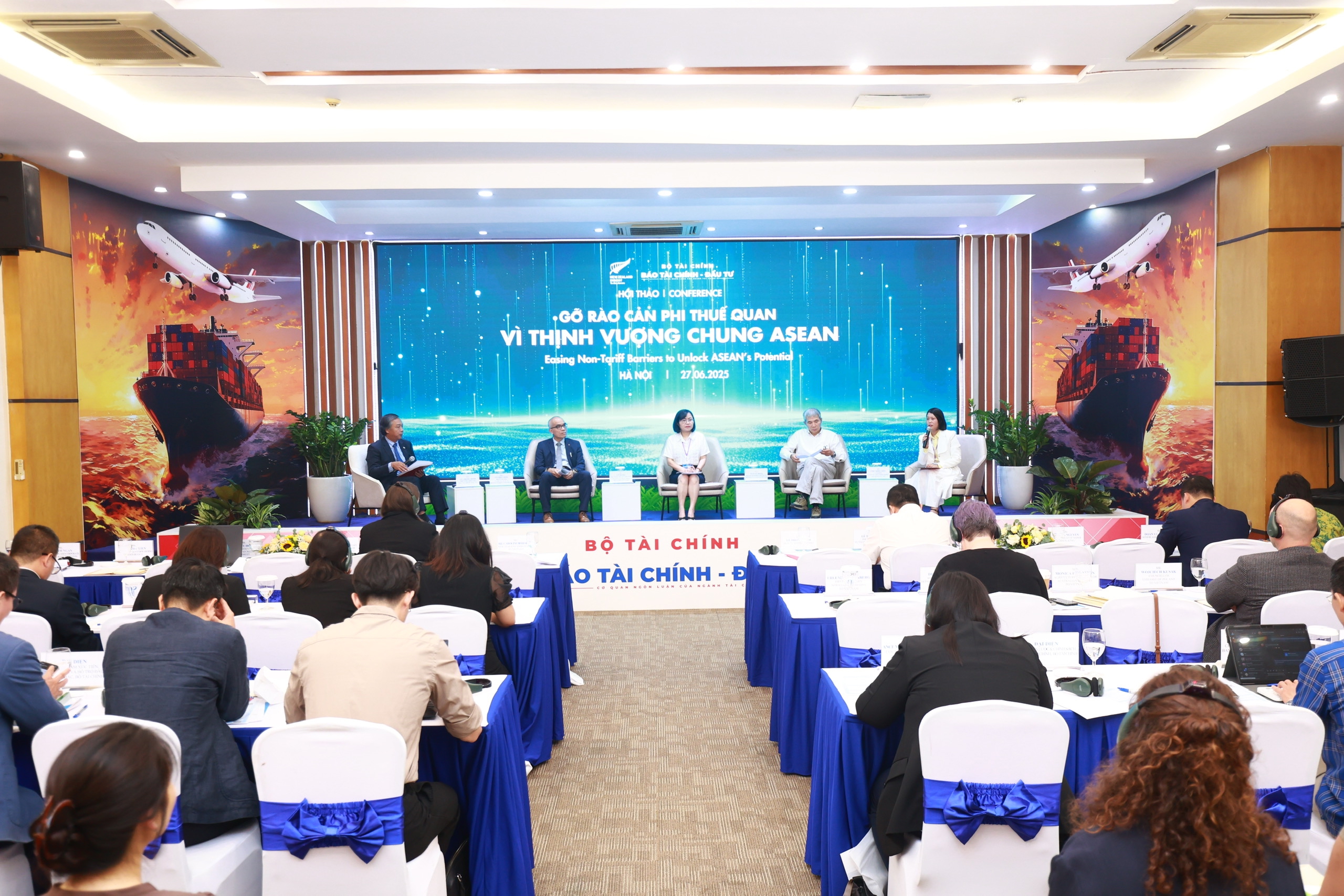 Các chuyên gia tại Hội thảo “Gỡ bỏ rào cản phi thuế quan vì thịnh vượng chung ASEAN” được tổ chức vào ngày 27/6.