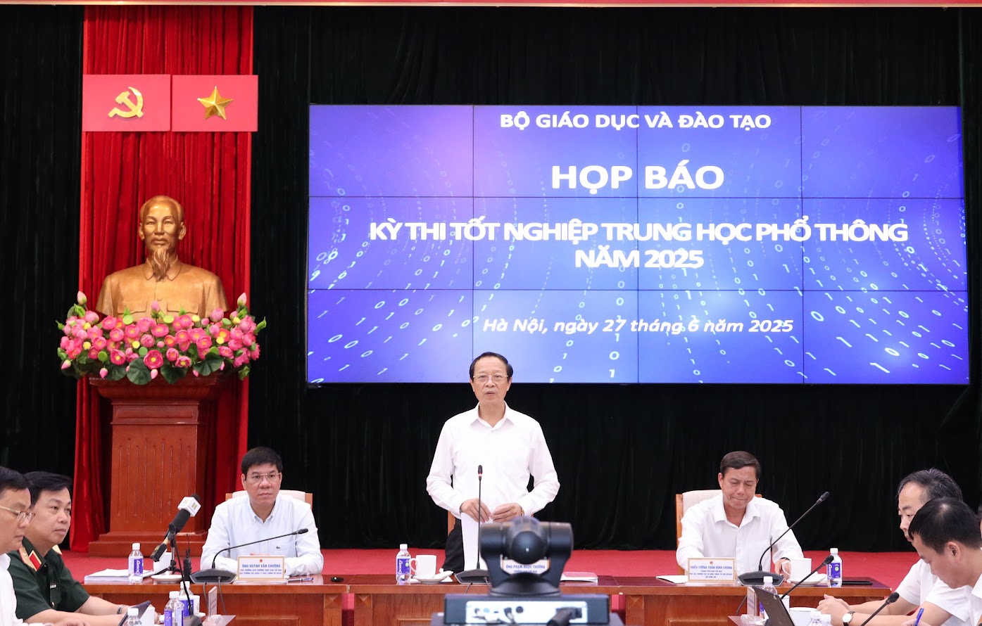 Thứ trưởng&nbsp;Thường trực&nbsp;Phạm Ngọc Thưởng,&nbsp;Trưởng Ban Chỉ đạo quốc gia&nbsp;Kỳ thi tốt nghiệp THPT 2025 chủ tr&igrave; buổi họp b&aacute;o.