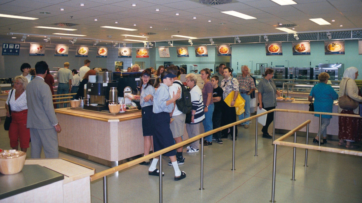 Một nh&agrave; h&agrave;ng Ikea tại Vienna, &Aacute;o, năm 1999.