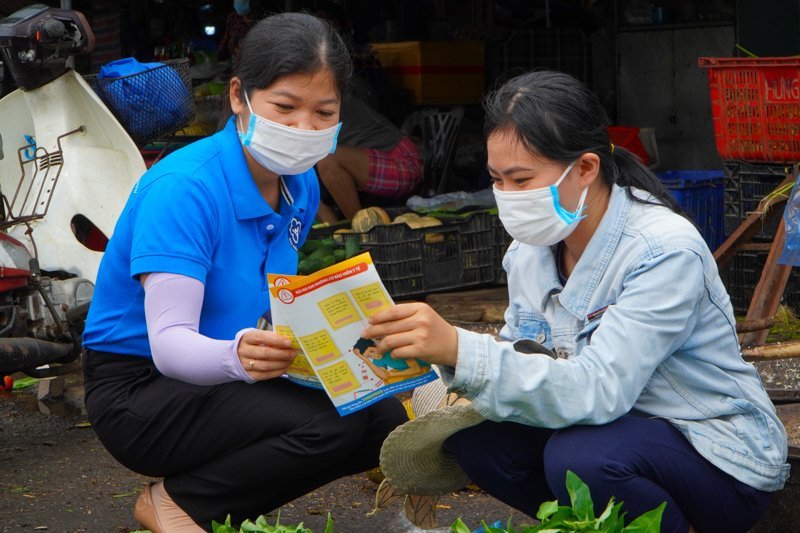 Thông tin chính sách bảo hiểm xã hội tự nguyện đến người tham gia. Ảnh: Duy Nguyễn.