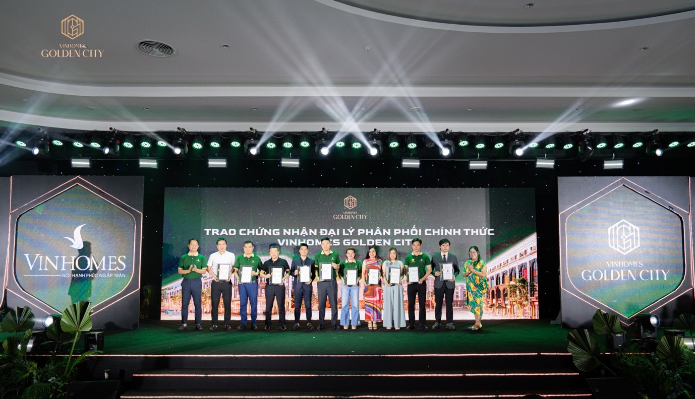 Đại diện Five Star Property (thứ 6 từ phải sang) nhận chứng nhận Đại l&yacute; ph&acirc;n phối ch&iacute;nh thức dự &aacute;n Vinhomes Golden City.