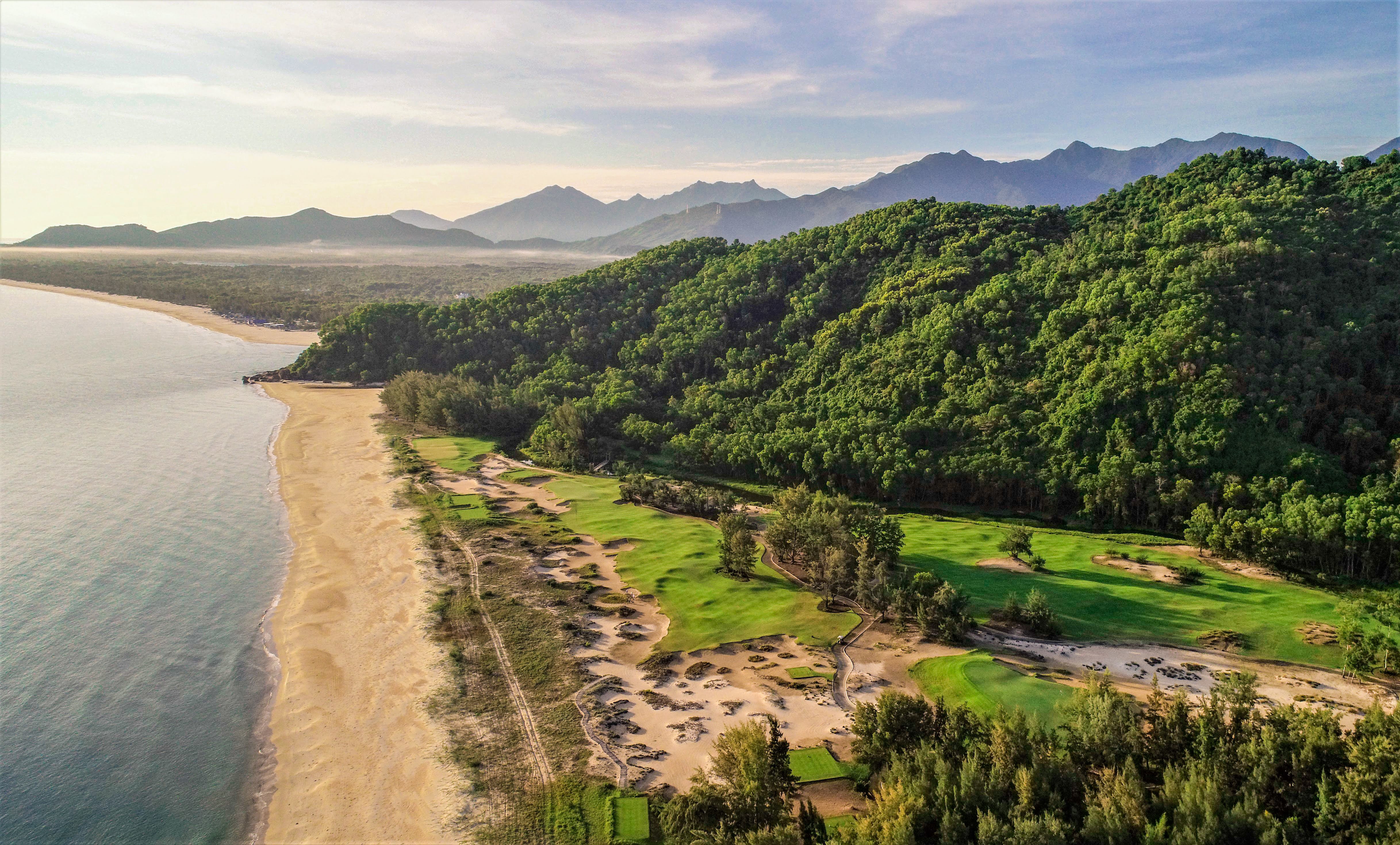 Laguna Golf Lăng C&ocirc; - một trong những khu nghỉ dưỡng c&oacute; s&acirc;n golf đạt chuẩn quốc tế.