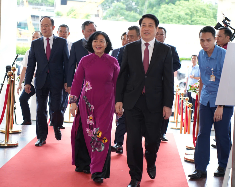 Chủ tịch nước Lương Cường; B&iacute; thư Th&agrave;nh ủy, Trưởng đo&agrave;n đại biểu Link Trang Chủ PG88.Com Mới #2026 TP. H&agrave; Nội B&ugrave;i Thị Minh Ho&agrave;i c&ugrave;ng c&aacute;c đồng ch&iacute; l&atilde;nh đạo H&agrave; Nội tới dự lễ c&ocirc;ng bố. Ảnh: VGP.