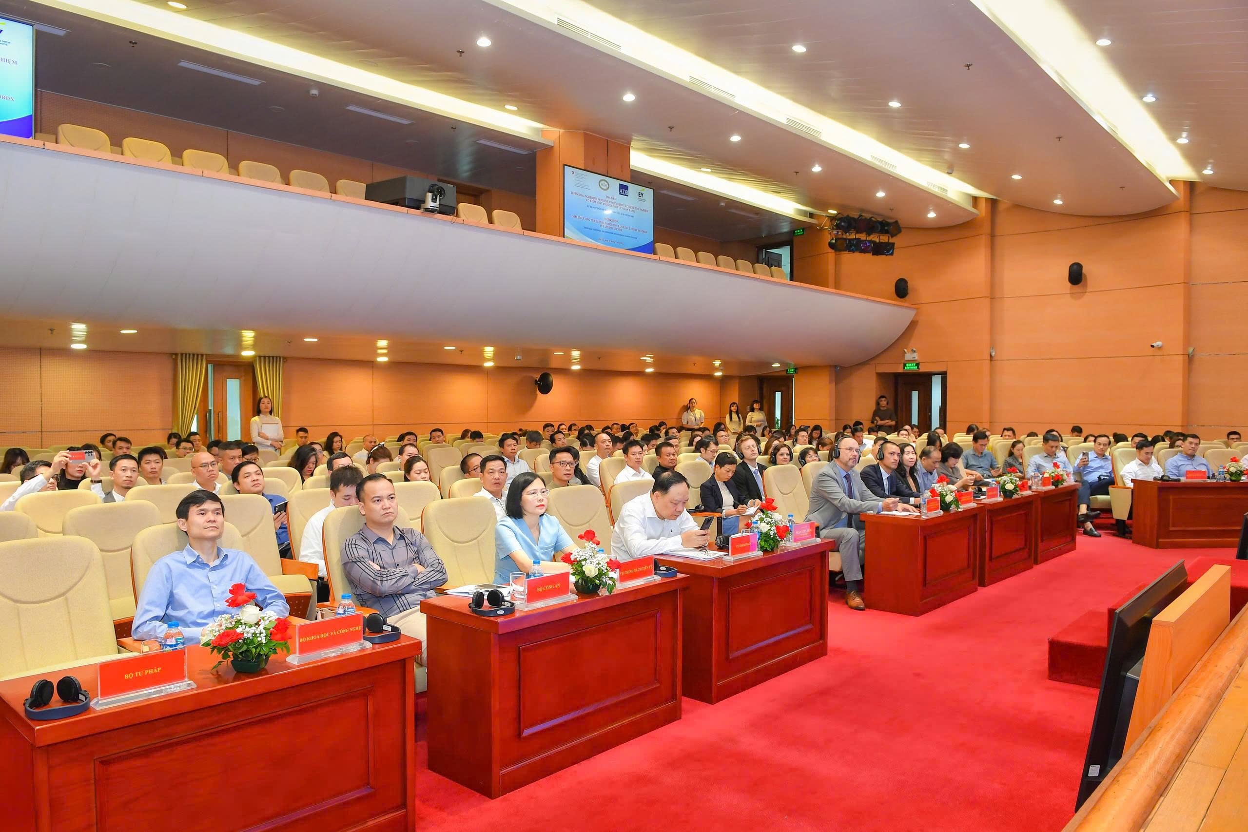 Đại diện c&aacute;c ng&acirc;n h&agrave;ng, Fintech tham gia tọa đ&agrave;m